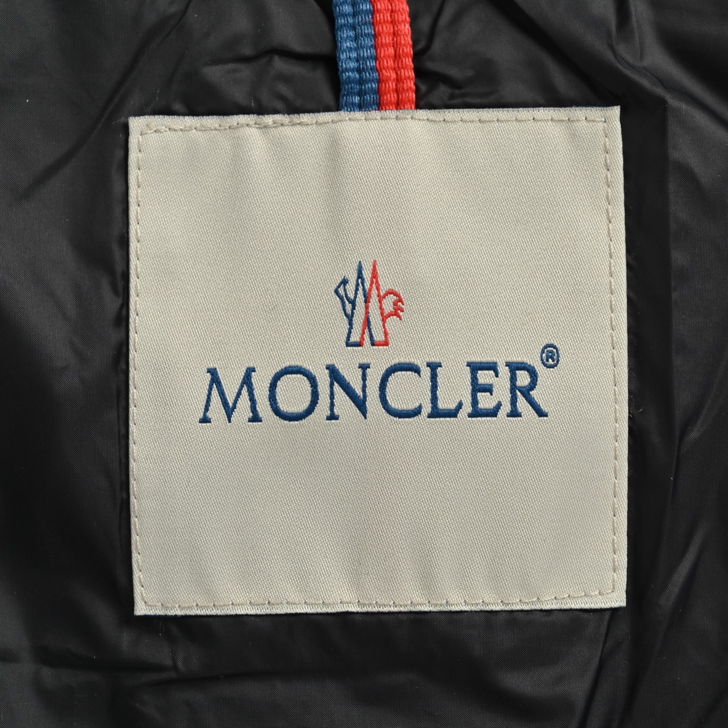 本地自取:💰780
Moncler/蒙口 腰带束腰毛领连帽女士短款羽绒服
Boed女士羽绒夹克采用longue saison面料制成,点缀皮毛饰边,提供温暖呵护。
(⚠️芬兰进口狐狸毛领,毛领当然要大一些才好看)
Boed羽绒夹克采用柔美廓形设计,配有精美腰带,打造考究典雅的冬季造型。采用longue saison面料制成,兜帽点缀羊毛饰边。
详情
•采用longue saison面料制成
•Longue saison衬里
•90白鸭绒填充羽绒
•兜帽配有可拆卸羊毛饰边
•双向拉链开合
•松紧腰带,搭配漆面按扣
•拉链开合横向口袋,点缀罗缎滚边
•可调节弹性袖口
Size:1-4 纯女款
