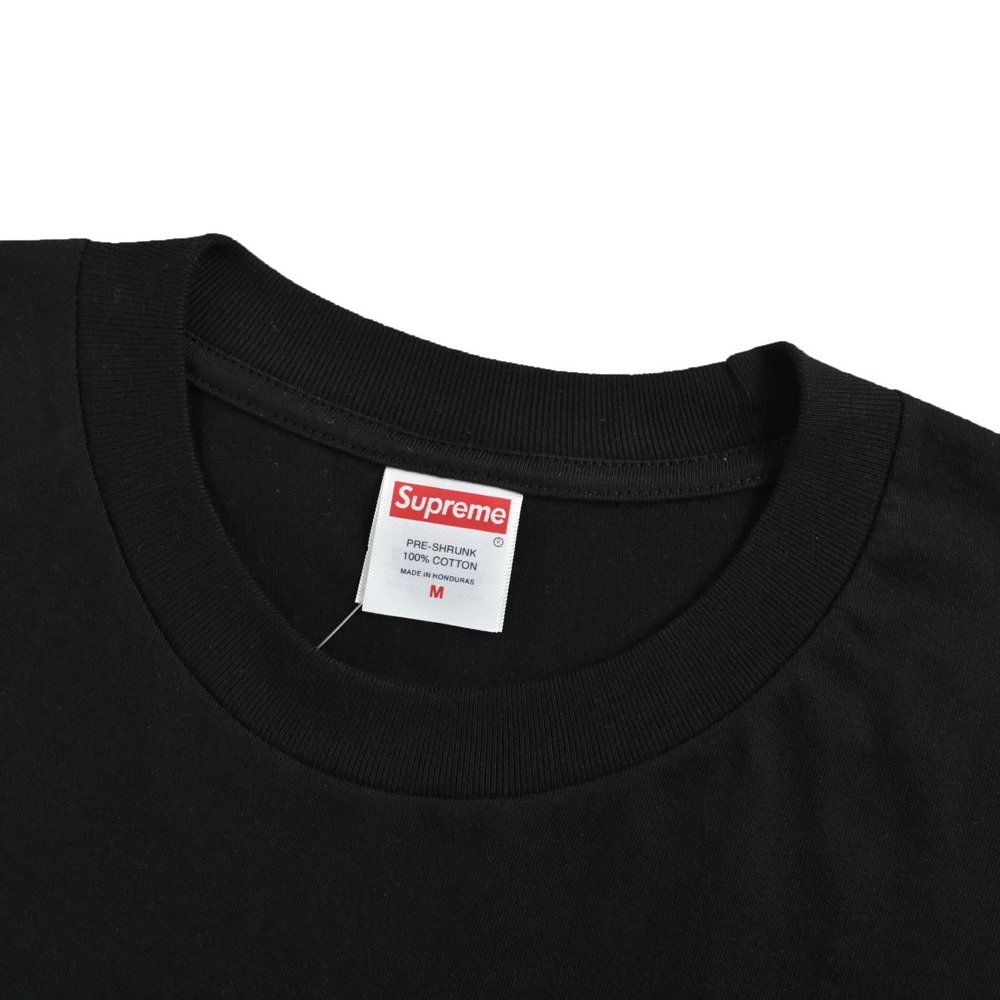 本地自取：💰230 Supreme 海绵宝宝印花长袖 与海绵宝宝的跨界联名 将经典卡通形象与街头潮流融合 面料全都定织定染220克重100%棉圆筒布 工艺圆筒布就是用圆筒织布机织出的针织布 机针在机身上呈圆筒形分布 坯布是一个大圆筒 需要开幅定型之后才可以再做进一步使用 就是衣服侧面没有开缝也就没有普通短袖侧边的洗标 只有一个领标在脖领后方 图案采用进口康丽数码印花技术 图案精度高达极致 海绵宝宝搞怪表情栩栩如生 印花成本造价极高 产品款式既有卡通趣味又不失潮流感 宽松休闲的版型设计 不仅适合日常穿着 也能搭配出多种风格 男女同款 Size:S-XL