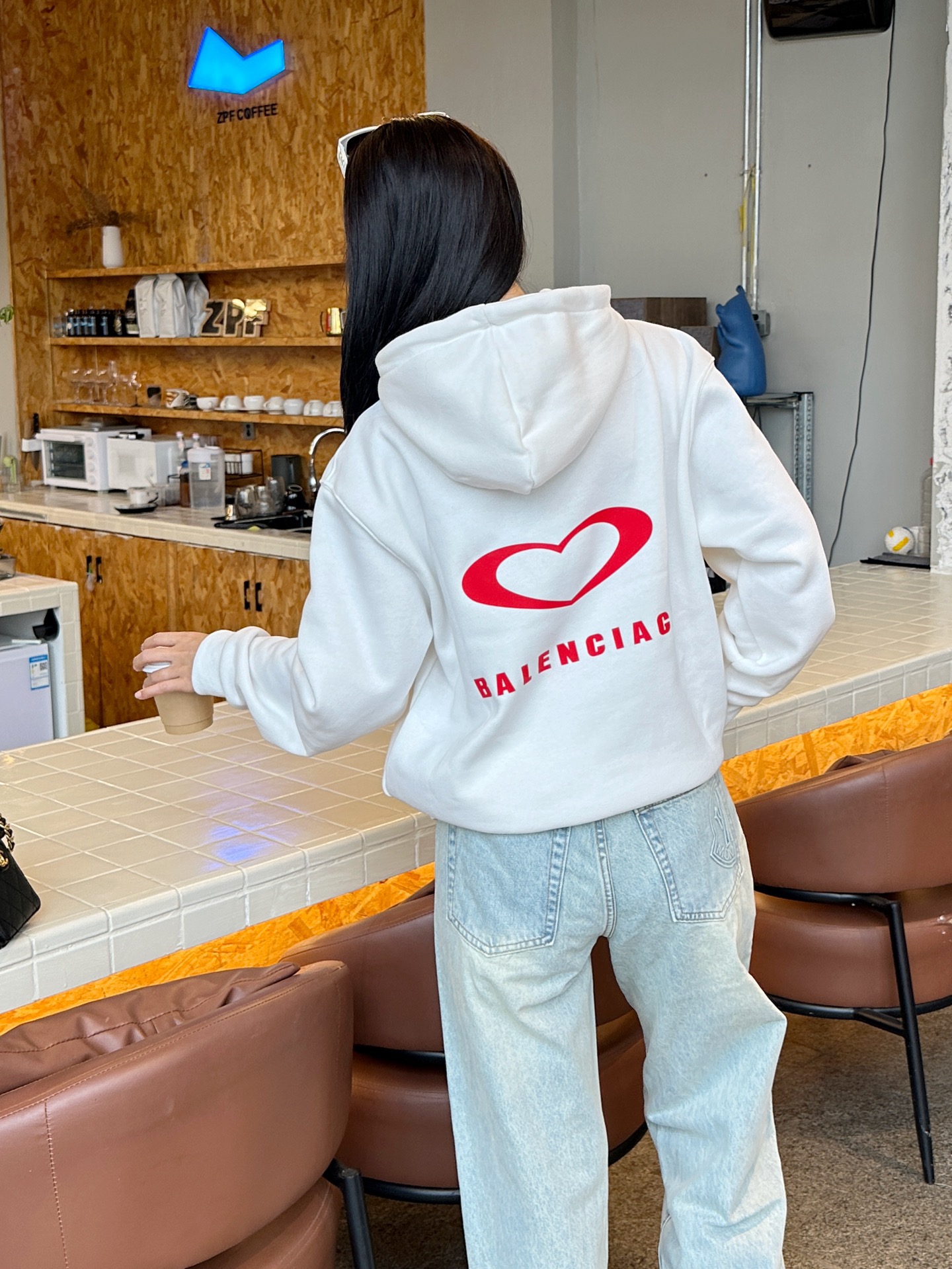 #Moncler/蒙口 25Fw 后袋半logo压花牛仔长裤上身效果