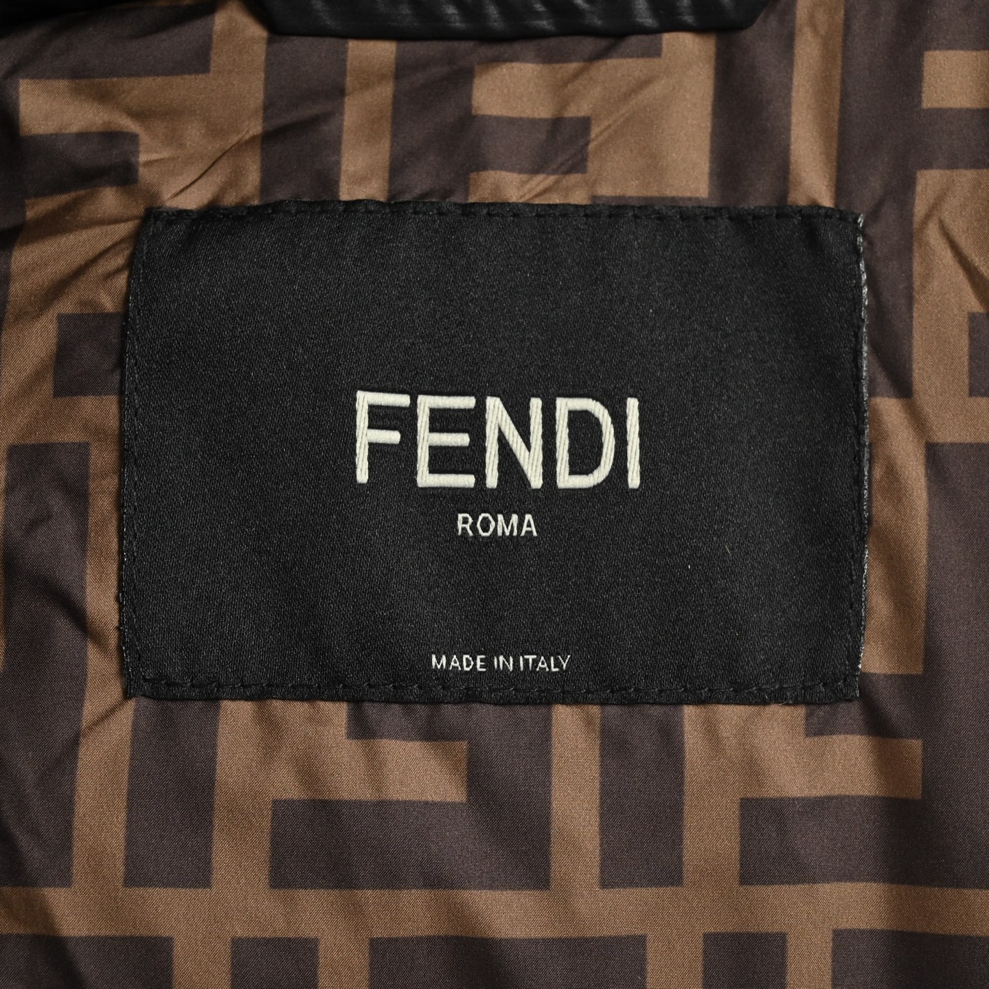 Fendi/芬迪 25Fw 袖标拼接连帽羽绒服 采用新国标90白鸭绒填充