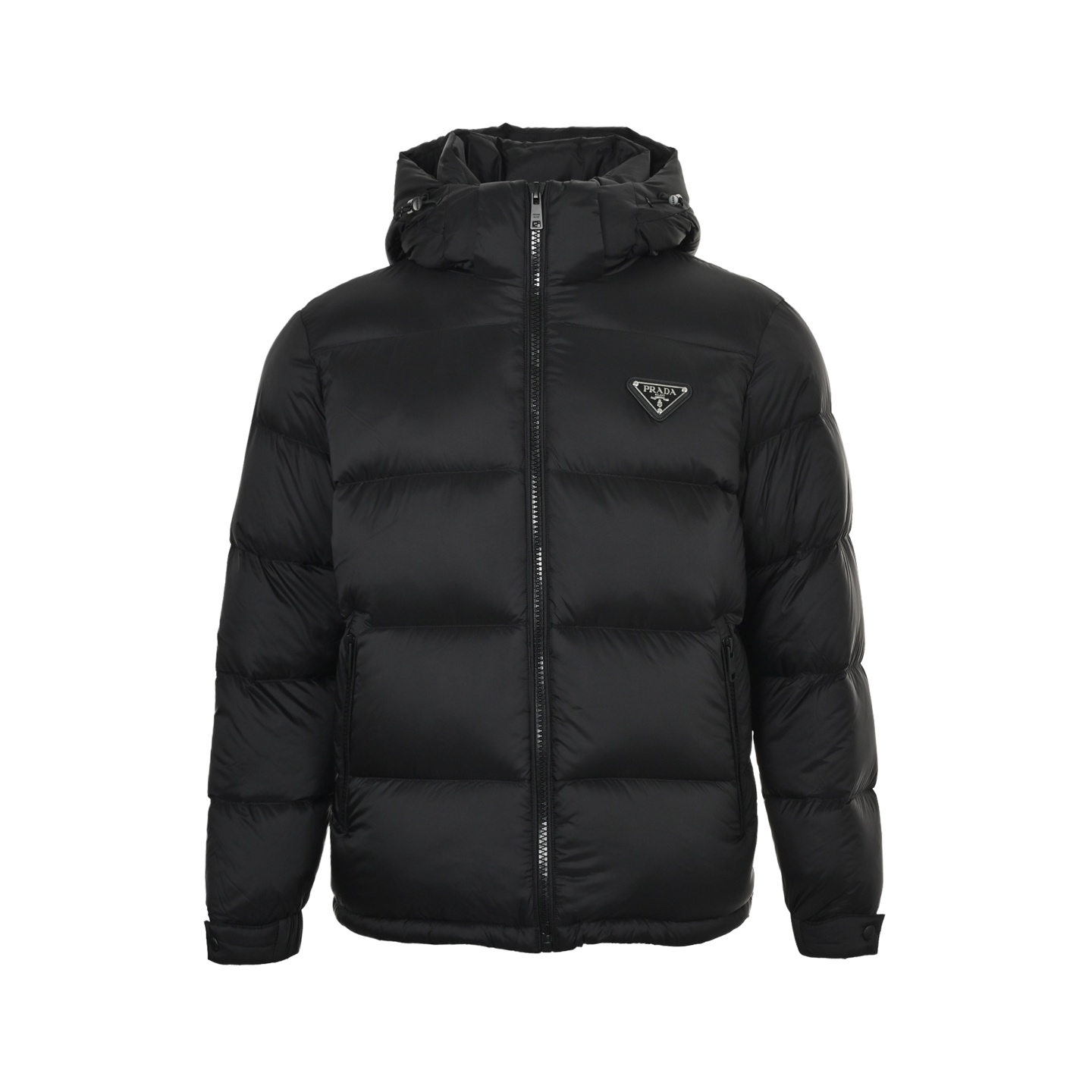 本地自取: Prada/普拉达 25Fw胸口三角标连帽羽绒服 采用新国标90白鸭绒填充,顶级版本,区分市面通货,男女同款全新美学灵感趣味设计,渠道性质精品.让整体造型设计更加优雅时尚,今夏最火系列,无数明星潮人追捧.裁剪工艺细节处理工整为玩味时尚增添色彩!工整细致,合身的版型构造更是独具匠心,上身不仅有着出彩的辨识度更是减龄青春.一款穿着意义还有穿搭性能都很极致的款式,绚丽的色系调配,此款的工艺必然也是极致非凡,上身的舒适度绝对足够的强大,也是奢品本质的一种彰显!柔软轻薄,触感更是极端撩人,透气性能十分之强大,尤为适合春夏季节的穿搭所需,妥妥的穿着享受,并且各处的细节以及织带的工艺都是尽善尽美,更显高级感! 编码:6656