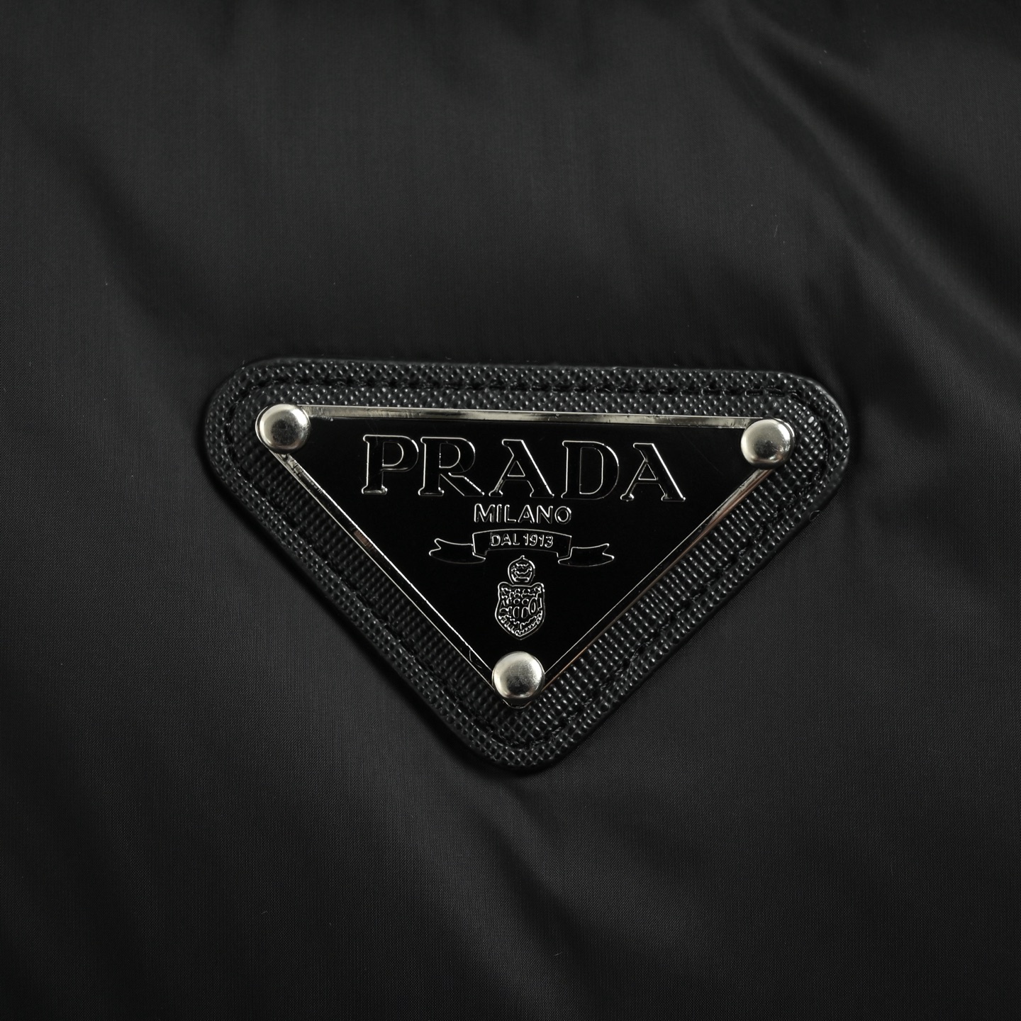 Prada/普拉达 25Fw胸口三角标连帽羽绒服