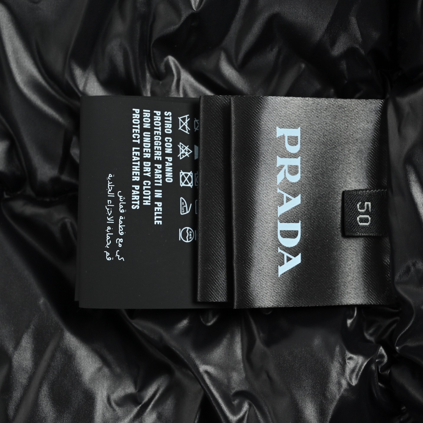 Prada/普拉达 25Fw胸口三角标连帽羽绒服