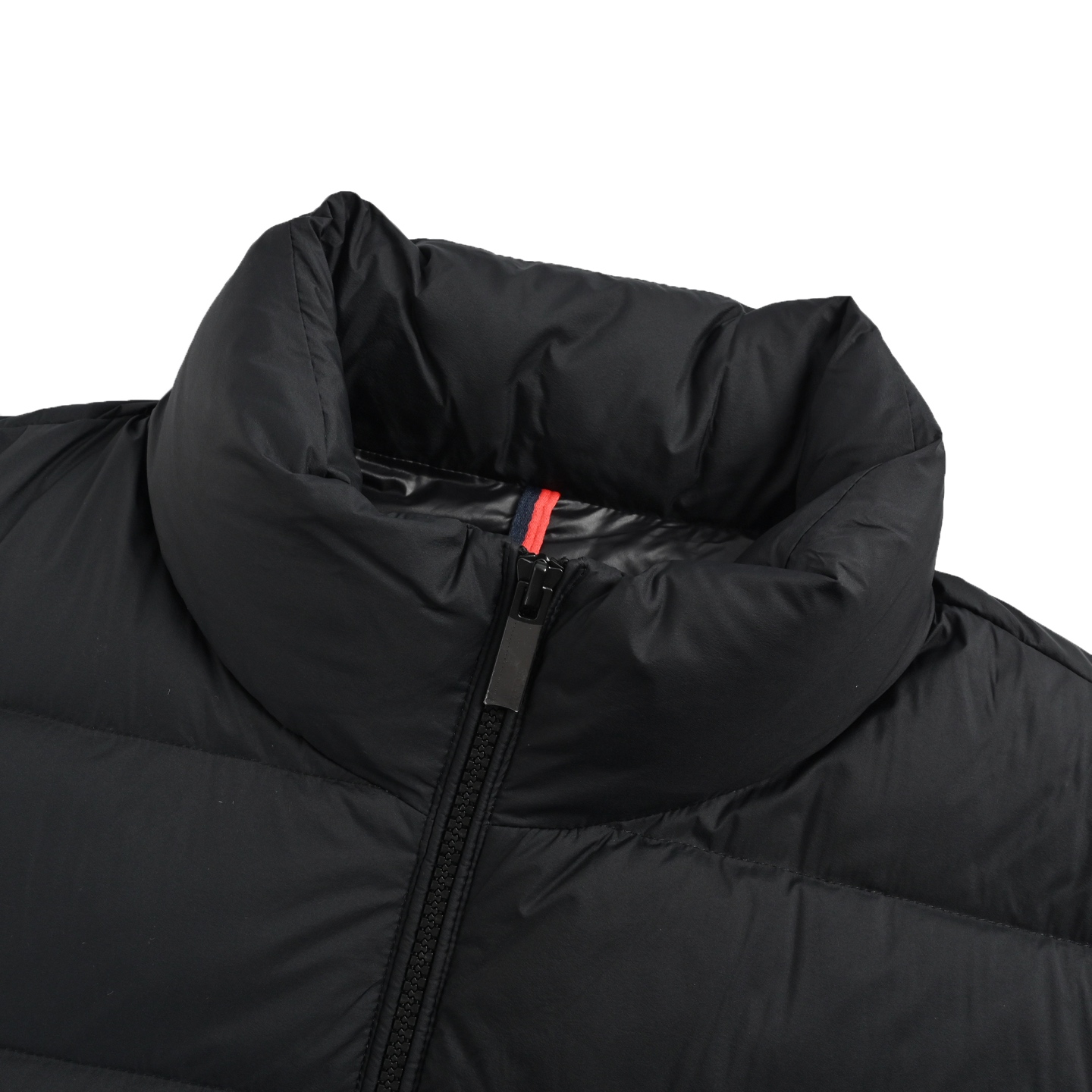 本地自取: 💰550
Moncler/蒙口 25Fw胸前字母立领羽绒服
采用新国标90白鸭绒填充,顶级版本,区分市面通货,男女同款全新美学灵感趣味设计,渠道性质精品。让整体造型设计更加优雅时尚,今夏最火系列,无数明星潮人追捧。裁剪工艺细节处理工整为玩味时尚增添色彩!工整细致,合身的版型构造更是独具匠心,上身不仅有着出彩的辨识度更是减龄青春。一款穿着意义还有穿搭性能都很极致的款式,绚丽的色系调配,此款的工艺必然也是极致非凡,上身的舒适度绝对足够的强大,也是奢品本质的一种彰显!柔软轻薄,触感更是极端撩人,透气性能十分之强大,尤为适合春夏季节的穿搭所需,妥妥的穿着享受,并且各处的细节以及织带的工艺都是尽善尽美,更显高级感!
编码:6652
Size:48-56