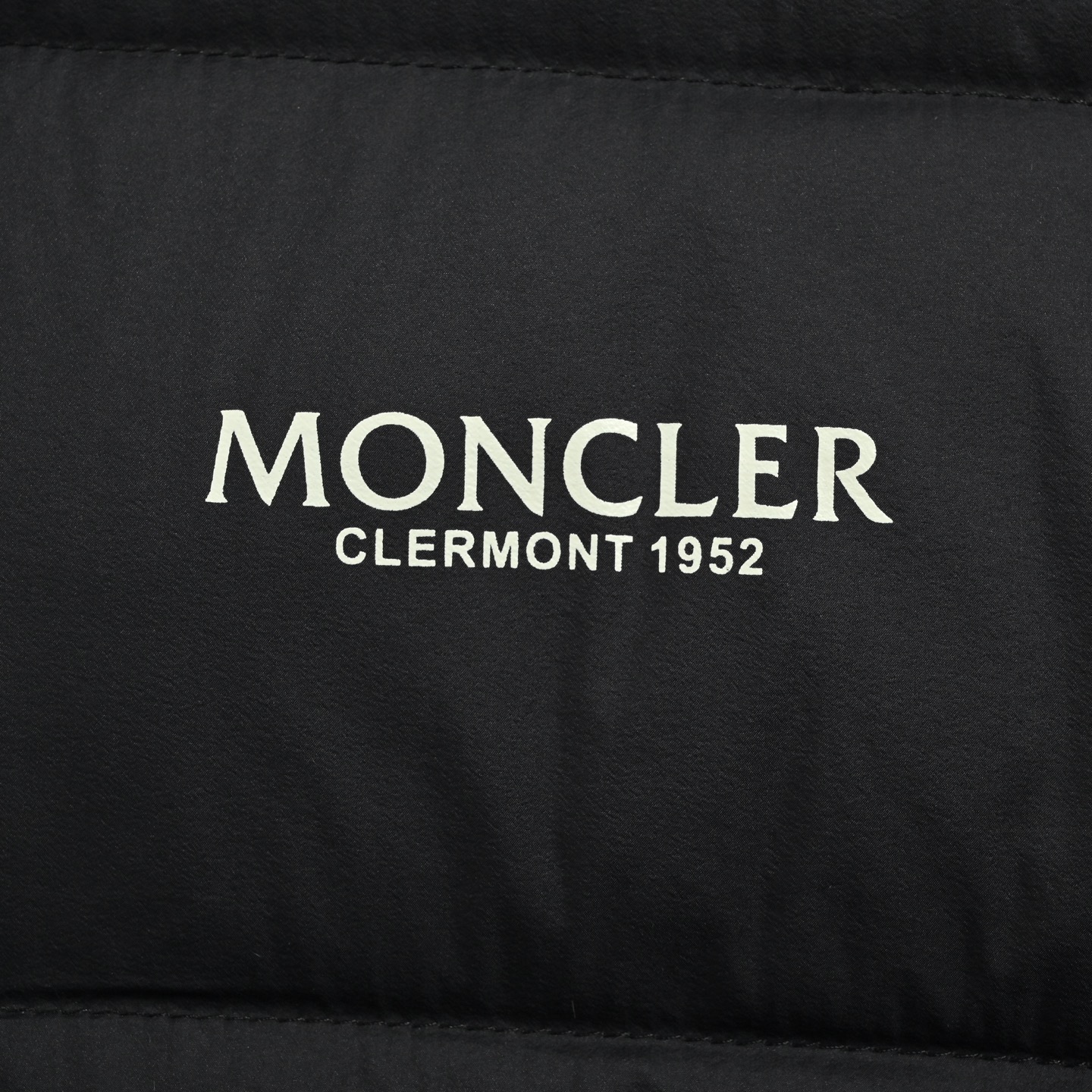 Moncler/蒙口 25Fw胸前字母立领羽绒服 采用新国标90白鸭绒填充