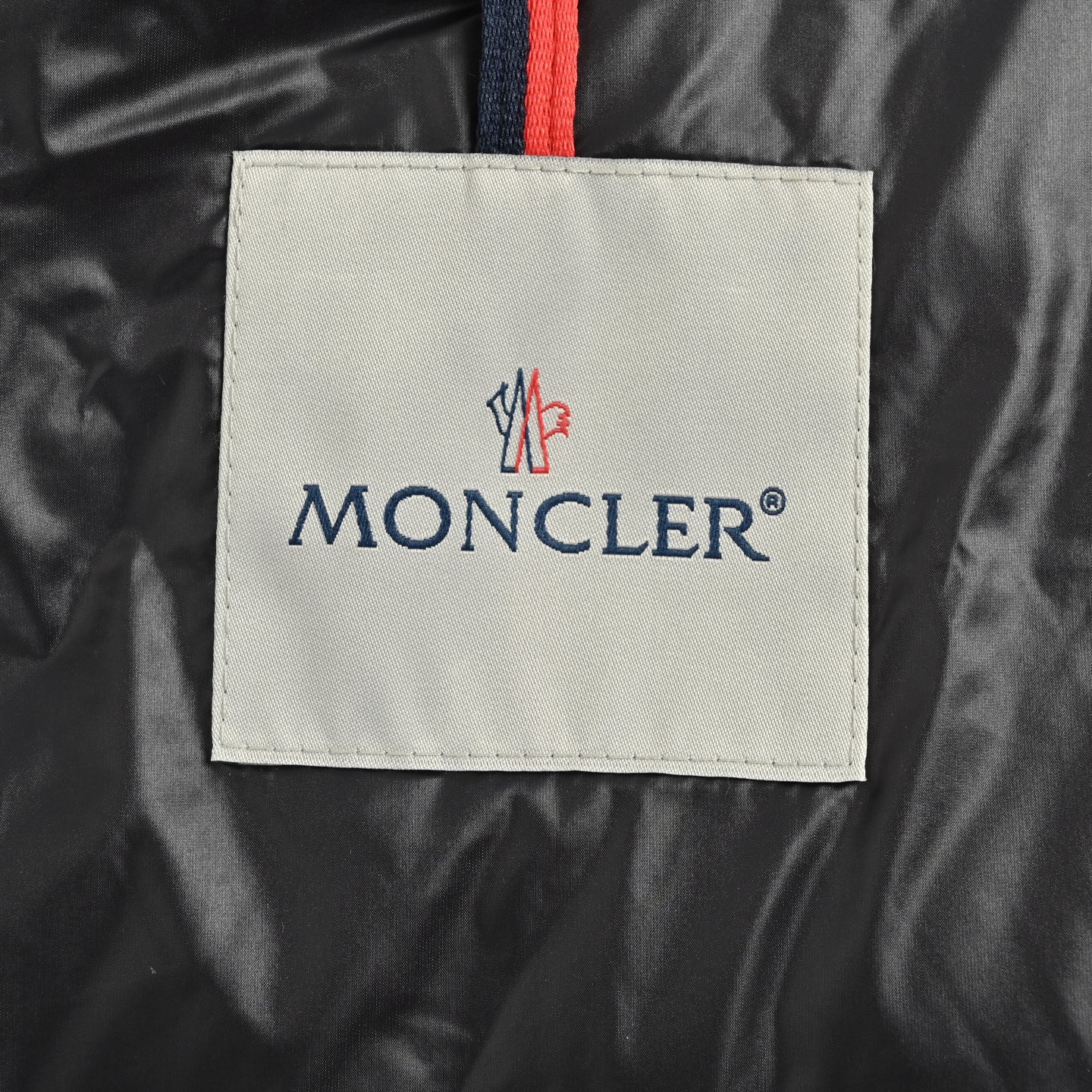 本地自取: 💰550
Moncler/蒙口 25Fw胸前字母立领羽绒服
采用新国标90白鸭绒填充,顶级版本,区分市面通货,男女同款全新美学灵感趣味设计,渠道性质精品。让整体造型设计更加优雅时尚,今夏最火系列,无数明星潮人追捧。裁剪工艺细节处理工整为玩味时尚增添色彩!工整细致,合身的版型构造更是独具匠心,上身不仅有着出彩的辨识度更是减龄青春。一款穿着意义还有穿搭性能都很极致的款式,绚丽的色系调配,此款的工艺必然也是极致非凡,上身的舒适度绝对足够的强大,也是奢品本质的一种彰显!柔软轻薄,触感更是极端撩人,透气性能十分之强大,尤为适合春夏季节的穿搭所需,妥妥的穿着享受,并且各处的细节以及织带的工艺都是尽善尽美,更显高级感!
编码:6652
Size:48-56
