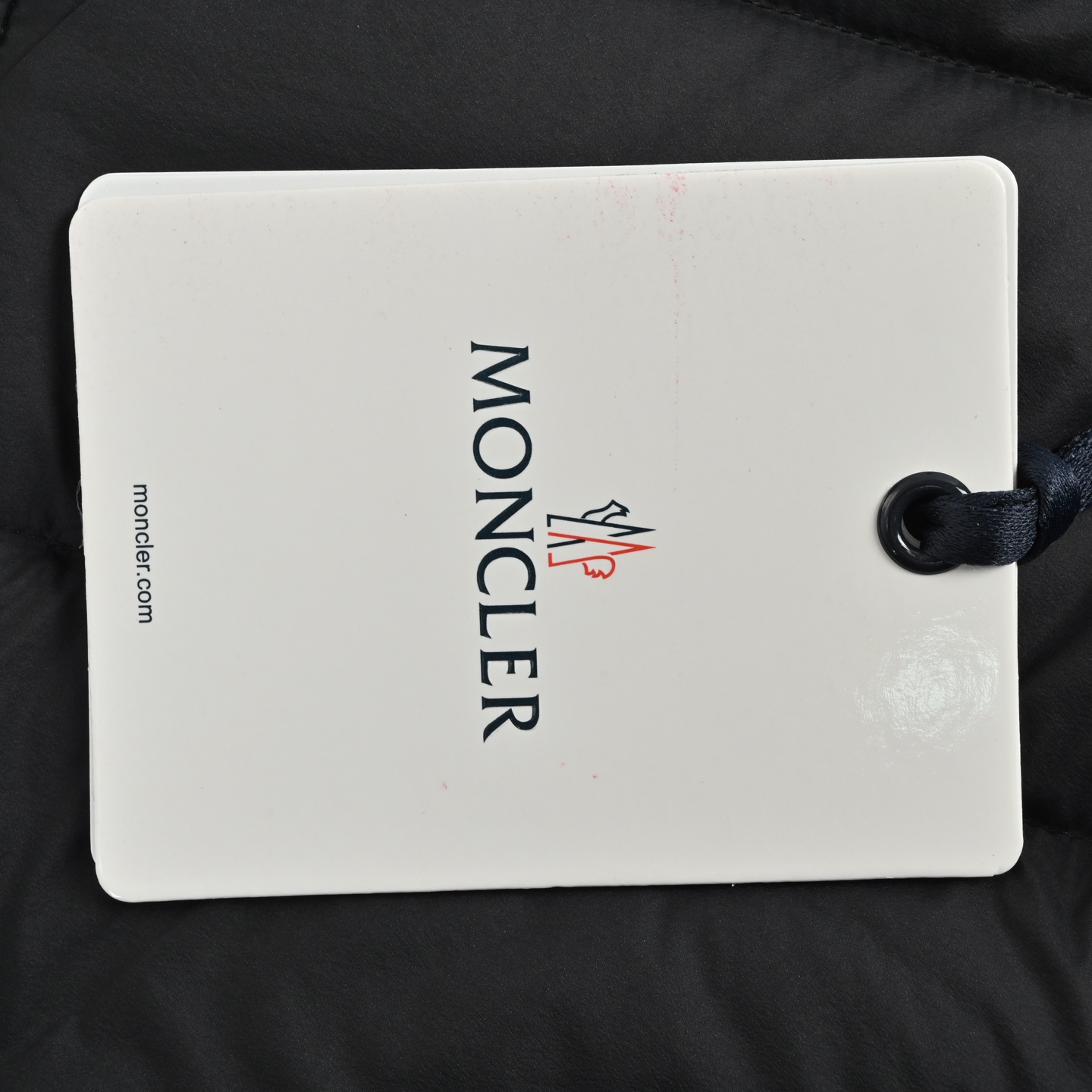 本地自取: 💰550
Moncler/蒙口 25Fw胸前字母立领羽绒服
采用新国标90白鸭绒填充,顶级版本,区分市面通货,男女同款全新美学灵感趣味设计,渠道性质精品。让整体造型设计更加优雅时尚,今夏最火系列,无数明星潮人追捧。裁剪工艺细节处理工整为玩味时尚增添色彩!工整细致,合身的版型构造更是独具匠心,上身不仅有着出彩的辨识度更是减龄青春。一款穿着意义还有穿搭性能都很极致的款式,绚丽的色系调配,此款的工艺必然也是极致非凡,上身的舒适度绝对足够的强大,也是奢品本质的一种彰显!柔软轻薄,触感更是极端撩人,透气性能十分之强大,尤为适合春夏季节的穿搭所需,妥妥的穿着享受,并且各处的细节以及织带的工艺都是尽善尽美,更显高级感!
编码:6652
Size:48-56