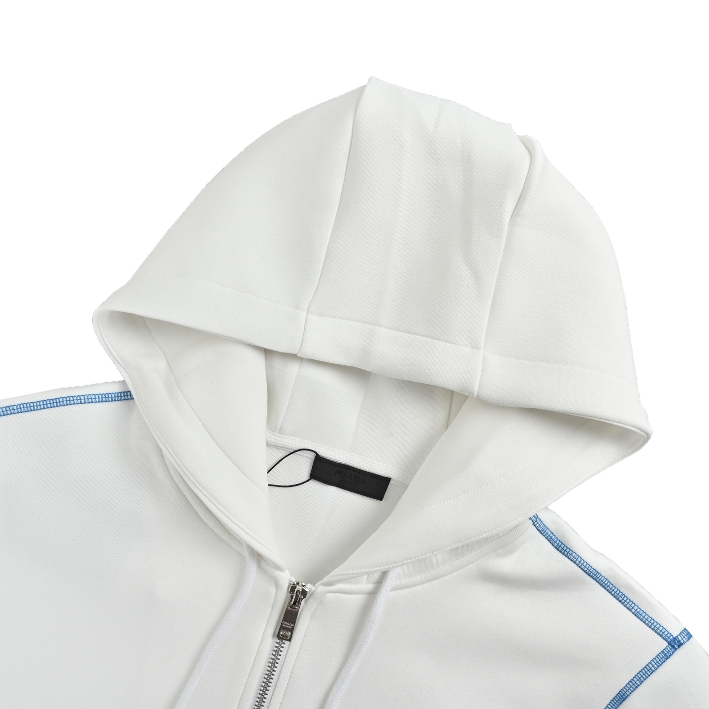 本地自取:  💰320 
Prada/普拉达 胸口经典微标刺绣logo描边撞线拉链连帽外套
男女同款全新美学灵感趣味设计,渠道性质精品。让整体造型设计更加优雅时尚，今夏最火系列，无数明星潮人追捧。裁剪工艺细节处理工整为玩味时尚增添色彩!工整细致，合身的版型构造更是独具匠心，上身不仅有着出彩的辨识度更是减龄青春。一款穿着意义还有穿搭性能都很极致的款式，绚丽的色系调配，此款的工艺必然也是极致非凡，上身的舒适度绝对足够的强大，也是奢品本质的一种彰显！柔软轻薄，触感更是极端撩人，透气性能十分之强大，尤为适合春秋季节的穿搭所需，妥妥的穿着享受，并且各处的细节以及织带的工艺都是尽善尽美，更显高级感！
颜色：白色，黑色
Size:M-3XL