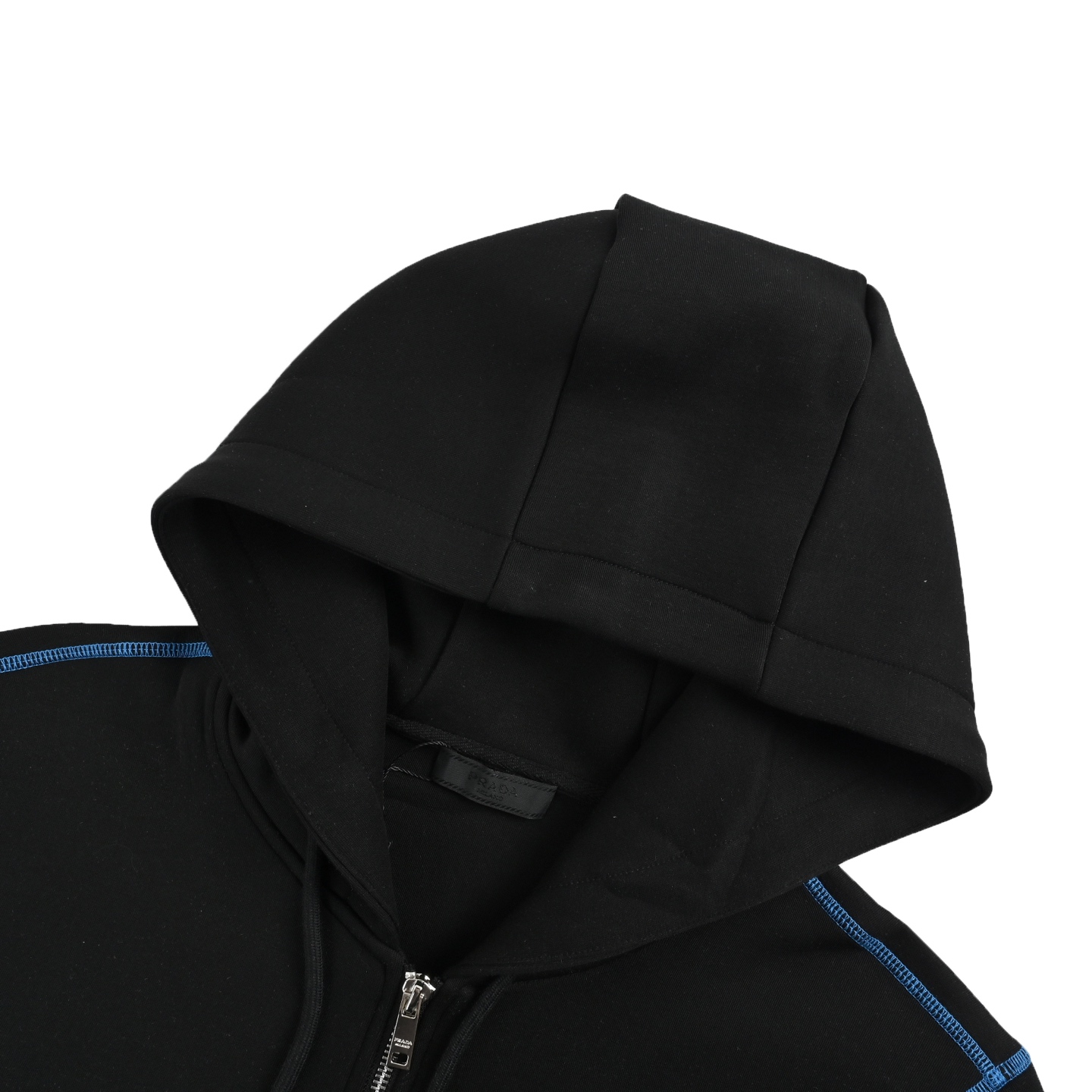 本地自取:  💰320 
Prada/普拉达 胸口经典微标刺绣logo描边撞线拉链连帽外套
男女同款全新美学灵感趣味设计,渠道性质精品。让整体造型设计更加优雅时尚，今夏最火系列，无数明星潮人追捧。裁剪工艺细节处理工整为玩味时尚增添色彩!工整细致，合身的版型构造更是独具匠心，上身不仅有着出彩的辨识度更是减龄青春。一款穿着意义还有穿搭性能都很极致的款式，绚丽的色系调配，此款的工艺必然也是极致非凡，上身的舒适度绝对足够的强大，也是奢品本质的一种彰显！柔软轻薄，触感更是极端撩人，透气性能十分之强大，尤为适合春秋季节的穿搭所需，妥妥的穿着享受，并且各处的细节以及织带的工艺都是尽善尽美，更显高级感！
颜色：白色，黑色
Size:M-3XL