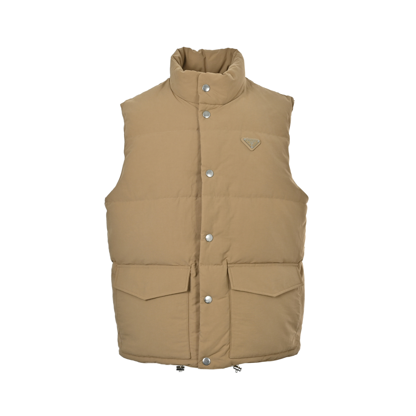 本地自取:  💰450
Prada/普拉达 三角标双口袋羽绒马甲
面料采用55%棉与45%再生锦纶混纺，融合自然质感与环保理念，内衬细腻亲肤，适合长时间穿着，采用90新国标白鸭绒细腻填充工艺，温暖却不臃肿。两个翻盖贴袋兼顾实用与造型感，拉链与按扣双开合赋予穿脱更多自由。下摆弹力抽绳巧妙收束，勾勒利落身形，无论是搭配衬衫打造商务休闲风，还是结合卫衣演绎街头感，皆游刃有余。内里带衬设计亲肤舒适，涂抹金属徽标如暗夜星光般点睛。从城市通勤到周末远足，它既是功能主义的化身，亦是风格宣言的载体。
Size:S-XL