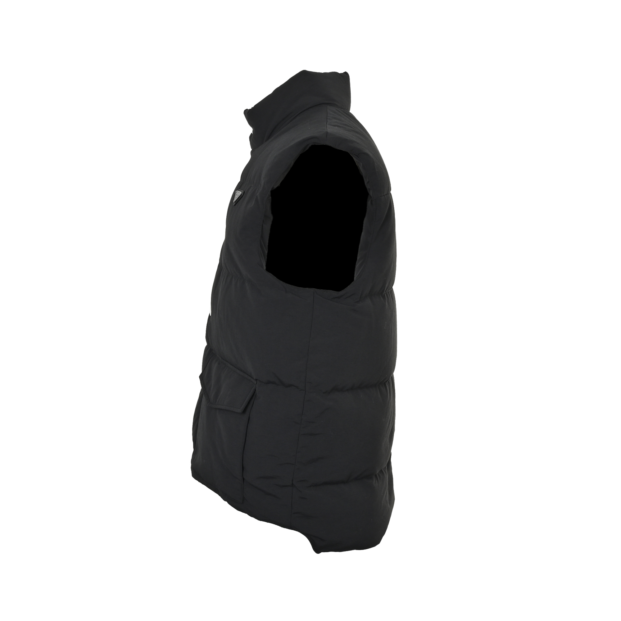 本地自取:  💰450
Prada/普拉达 三角标双口袋羽绒马甲
面料采用55%棉与45%再生锦纶混纺，融合自然质感与环保理念，内衬细腻亲肤，适合长时间穿着，采用90新国标白鸭绒细腻填充工艺，温暖却不臃肿。两个翻盖贴袋兼顾实用与造型感，拉链与按扣双开合赋予穿脱更多自由。下摆弹力抽绳巧妙收束，勾勒利落身形，无论是搭配衬衫打造商务休闲风，还是结合卫衣演绎街头感，皆游刃有余。内里带衬设计亲肤舒适，涂抹金属徽标如暗夜星光般点睛。从城市通勤到周末远足，它既是功能主义的化身，亦是风格宣言的载体。
Size:S-XL