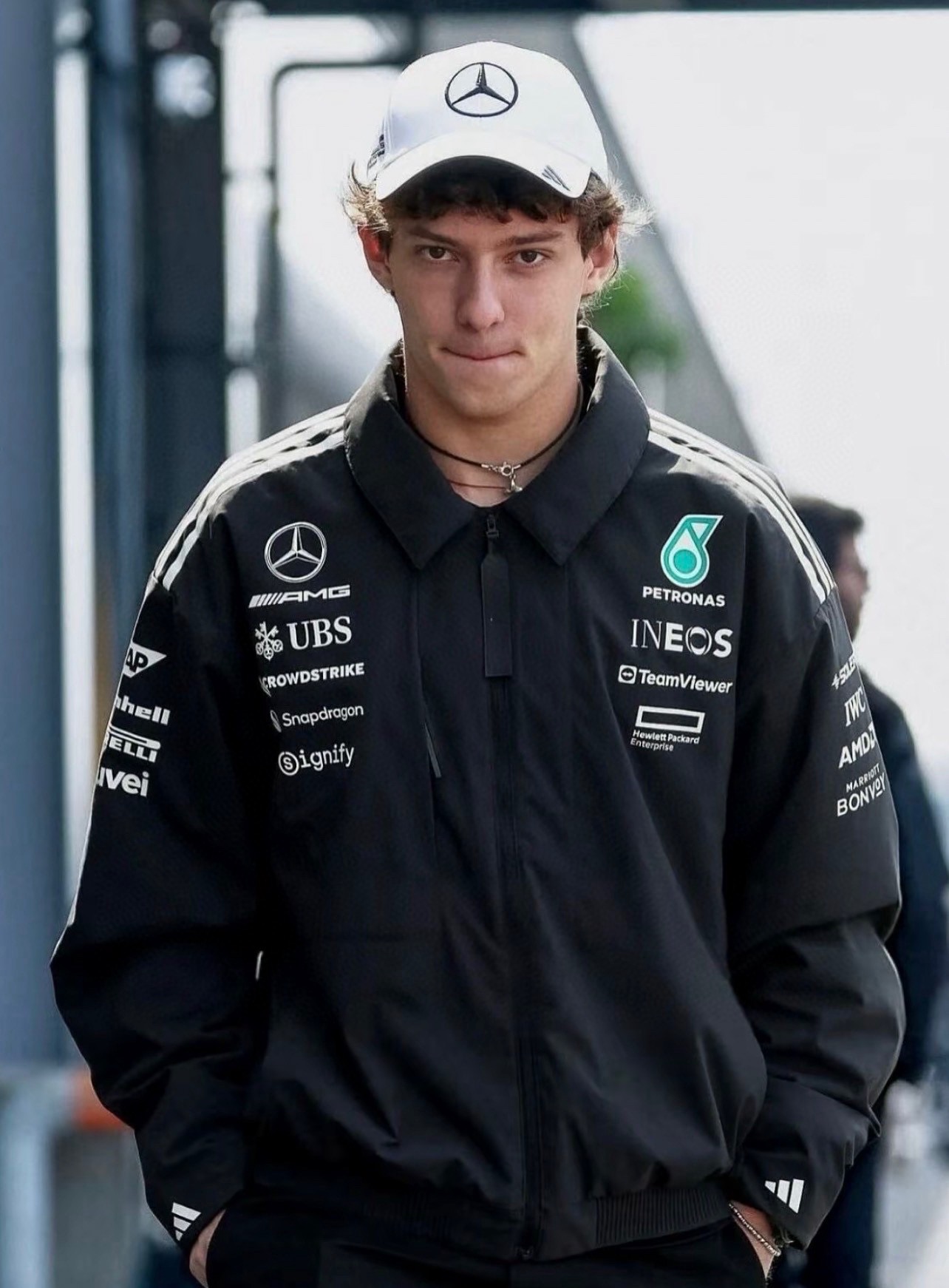 #Adidas/阿迪达斯 梅赛德斯联名棉服外套上身效果