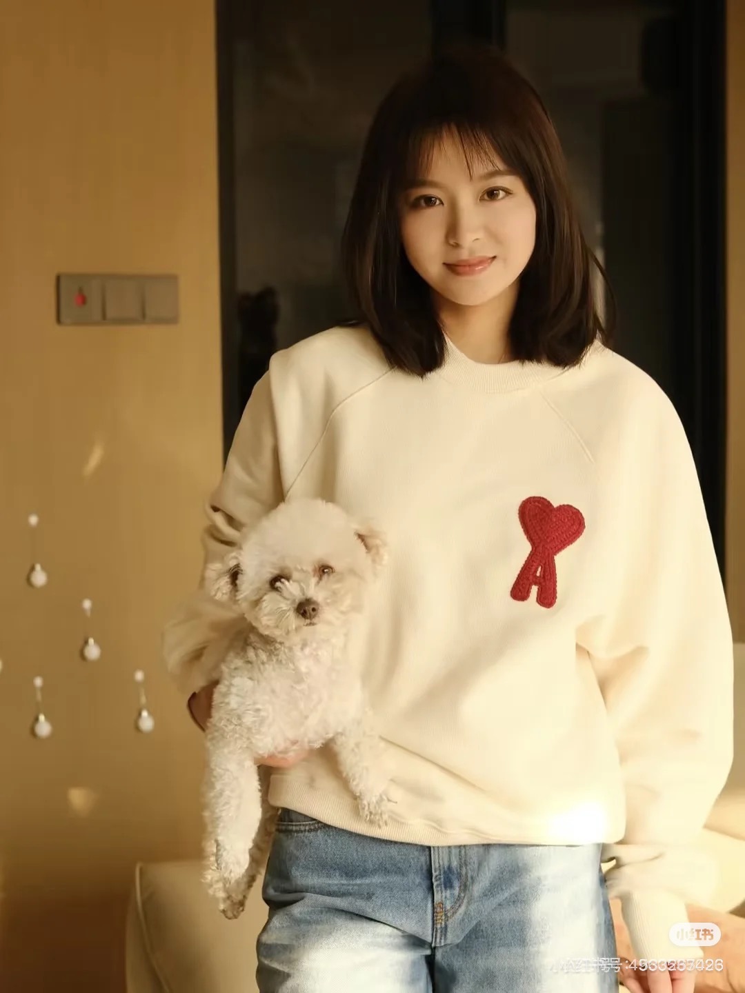 #Ami 爱心钩针刺绣圆领卫衣上身效果