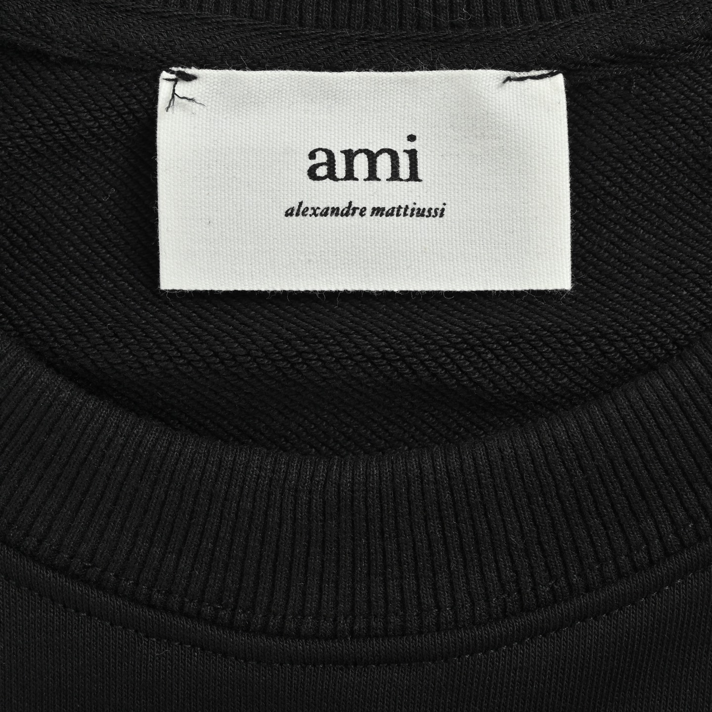 本地自取:💰200
Ami 爱心钩针刺绣圆领卫衣
抛开一切乱七八糟的话术 我们直接来到商品参数:
✅ 380g定制粗糙手感面料
✅正确插肩袖做工 每一处细节100%还原官网
✅螺纹采用500g高克重重磅纯棉螺纹 同缸同色定织定染 与面料无色差 机洗水洗不易变形
✅织带采用定染高密高厚度V型织带 对标官网
✅吊牌侧面悬挂 官网正确版本 2025版两张水洗唛 区别市面3张4张的乱贴错误版本
✅版型遵照官网 全球购上架无压力
✅正确12c高克重包装
Size:S-XL
颜色:黑色 藏青 杏色 杏红