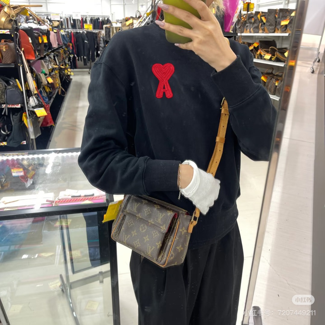 #Ami 爱心钩针刺绣圆领卫衣上身效果