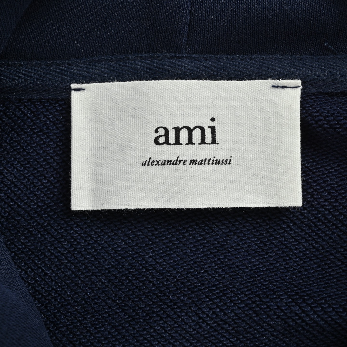 本地自取:💰220
Ami 爱心钩针刺绣连帽卫衣
抛开一切乱七八糟的话术 我们直接来到商品参数:
✅ 380g定制粗糙手感面料
✅正确同色定染帽绳 搭配正确2孔吊钟 帽绳克重800g高密度纯棉 市面的帽绳只有200g左右 高品质的卫衣一大细节就是看帽绳 区别市面低货low货
✅螺纹采用500g高克重重磅纯棉螺纹 同缸同色定织定染 与面料无色差 机洗水洗不易变形
✅绣花采用正确立体毛巾绣 形状正确 区别市面平面平绣版本
✅织带采用定染高密高厚度V型织带 对标官网
✅吊牌侧面悬挂 官网正确版本 2025版两张水洗唛 区别市面3张4张的乱贴错误版本
✅版型遵照官网 全球购上架无压力
✅正确12c高克重包装
Size:S-XL
颜色:黑色 藏青 杏色 杏红