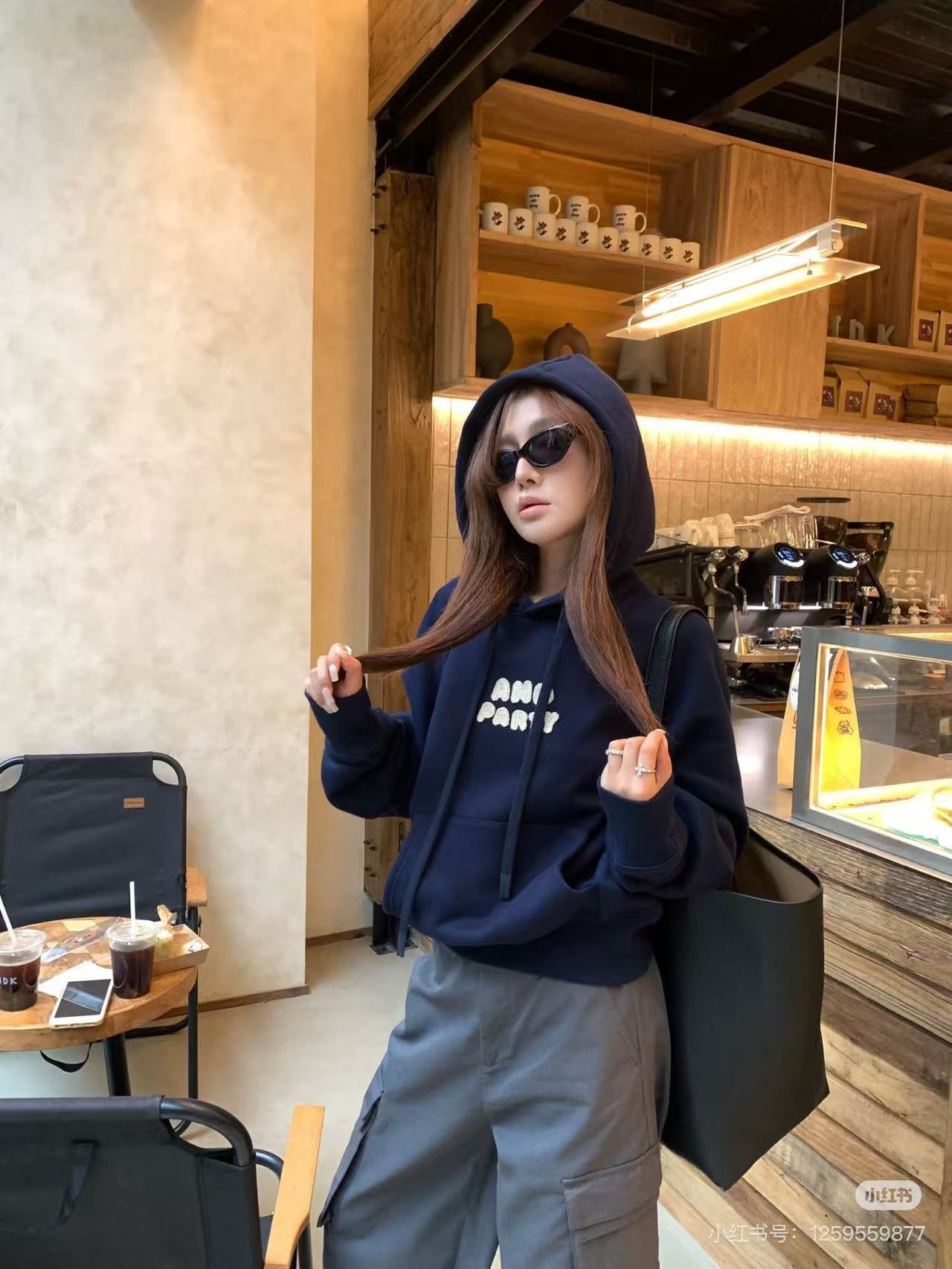 #Ami 钩针刺绣字母连帽卫衣上身效果