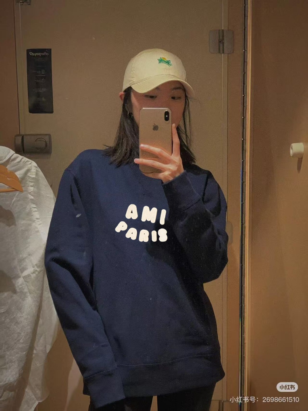 #Ami 钩针刺绣字母圆领卫衣上身效果