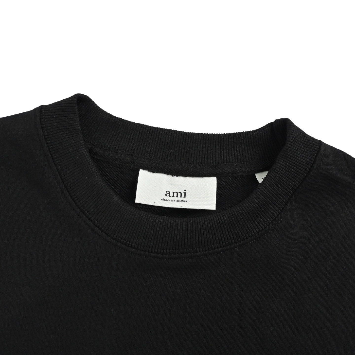 本地自取:💰200
Ami 重影爱心毛巾绣圆领卫衣
抛开一切乱七八糟的话术 我们直接来到商品参数:
✅ 380g定制粗糙手感面料
✅正确插肩袖做工 每一处细节100%还原官网
✅螺纹采用500g高克重重磅纯棉螺纹 同缸同色定织定染 与面料无色差 机洗水洗不易变形
✅织带采用定染高密高厚度V型织带 对标官网
✅吊牌侧面悬挂 官网正确版本 2025版两张水洗唛 区别市面3张4张的乱贴错误版本
✅版型遵照官网 全球购上架无压力
✅正确12c高克重包装
Size:S-XL
颜色:黑色