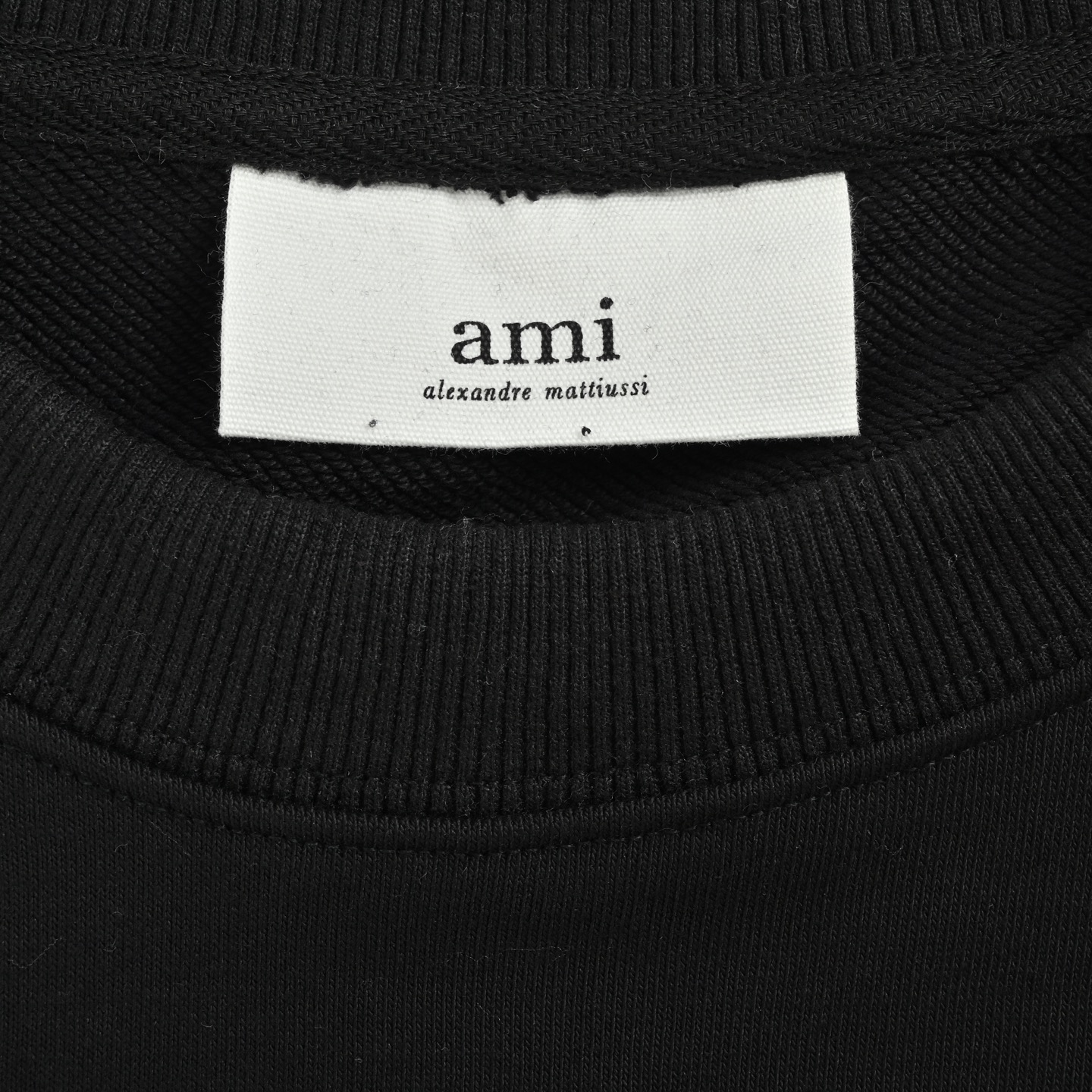 本地自取:💰200
Ami 重影爱心毛巾绣圆领卫衣
抛开一切乱七八糟的话术 我们直接来到商品参数:
✅ 380g定制粗糙手感面料
✅正确插肩袖做工 每一处细节100%还原官网
✅螺纹采用500g高克重重磅纯棉螺纹 同缸同色定织定染 与面料无色差 机洗水洗不易变形
✅织带采用定染高密高厚度V型织带 对标官网
✅吊牌侧面悬挂 官网正确版本 2025版两张水洗唛 区别市面3张4张的乱贴错误版本
✅版型遵照官网 全球购上架无压力
✅正确12c高克重包装
Size:S-XL
颜色:黑色