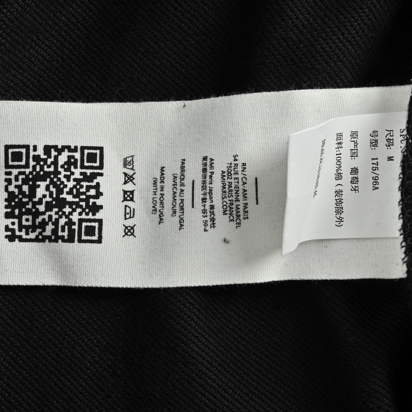 本地自取:💰200
Ami 重影爱心毛巾绣圆领卫衣
抛开一切乱七八糟的话术 我们直接来到商品参数:
✅ 380g定制粗糙手感面料
✅正确插肩袖做工 每一处细节100%还原官网
✅螺纹采用500g高克重重磅纯棉螺纹 同缸同色定织定染 与面料无色差 机洗水洗不易变形
✅织带采用定染高密高厚度V型织带 对标官网
✅吊牌侧面悬挂 官网正确版本 2025版两张水洗唛 区别市面3张4张的乱贴错误版本
✅版型遵照官网 全球购上架无压力
✅正确12c高克重包装
Size:S-XL
颜色:黑色