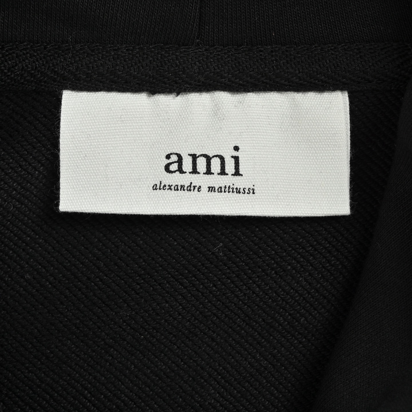 本地自取:💰220
Ami 重影爱心毛巾绣连帽卫衣
抛开一切乱七八糟的话术 我们直接来到商品参数:
✅ 380g定制粗糙手感面料
✅正确同色定染帽绳 搭配正确2孔吊钟 帽绳克重800g高密度纯棉 市面的帽绳只有200g左右 高品质的卫衣一大细节就是看帽绳 区别市面低货low货
✅螺纹采用500g高克重重磅纯棉螺纹 同缸同色定织定染 与面料无色差 机洗水洗不易变形
✅绣花采用正确立体毛巾绣 形状正确 区别市面平面平绣版本
✅织带采用定染高密高厚度V型织带 对标官网
✅吊牌侧面悬挂 官网正确版本 2025版两张水洗唛 区别市面3张4张的乱贴错误版本
✅版型遵照官网 全球购上架无压力
✅正确12c高克重包装
Size:S-XL
颜色:黑色