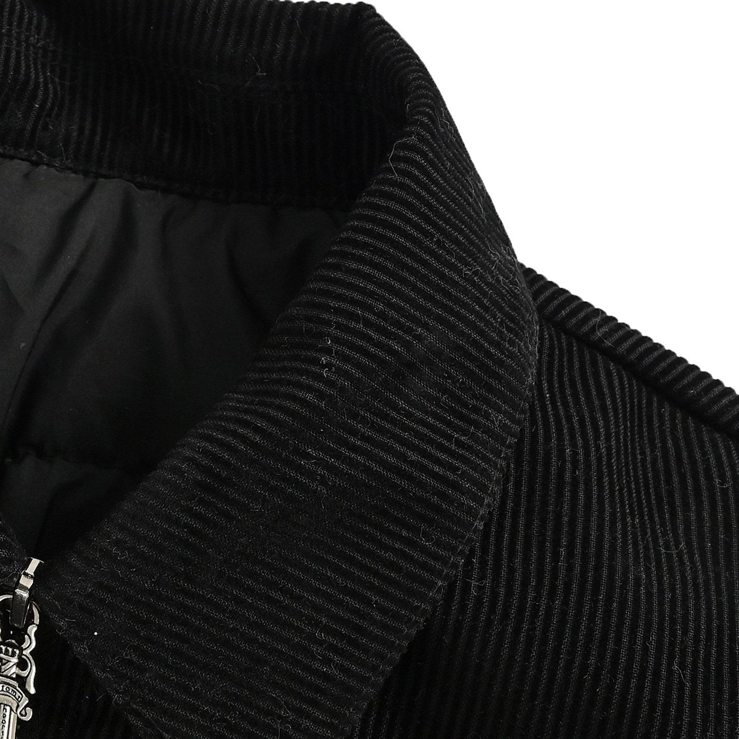 Chrome Hearts/克罗心 25Fw 灯芯绒植绒刺绣棉服外套 采用订色订染指绒面,手感舒适 进口面料进行制作,厚度加厚,有垂感又有轮廓型,上身就是一个舒适 对微胖身型包容性强,穿上瞬间瘦五斤! 前幅后幅刺绣元素# 刺绣 进口田岛高密度重工刺绣工艺 字体立体 衣身加入成衣洗水加软元素处理,更大大增加了服装的质感!里布采用人丝定制里布! 下摆 宽松收口 双层面料 收口效果好 精致锁边 颜色: 黑色