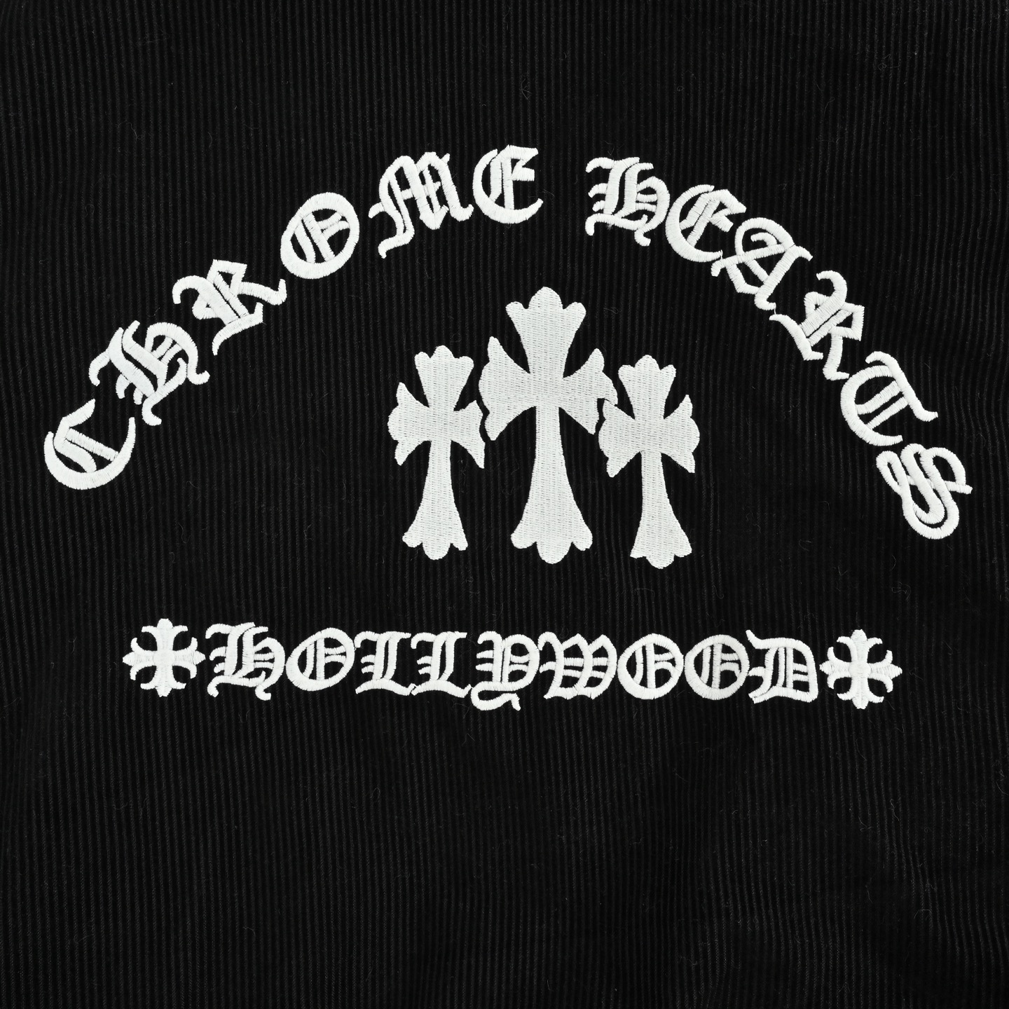 Chrome Hearts/克罗心 25Fw 灯芯绒植绒刺绣棉服外套 采用订色订染指绒面,手感舒适 进口面料进行制作,厚度加厚,有垂感又有轮廓型,上身就是一个舒适 对微胖身型包容性强,穿上瞬间瘦五斤! 前幅后幅刺绣元素# 刺绣 进口田岛高密度重工刺绣工艺 字体立体 衣身加入成衣洗水加软元素处理,更大大增加了服装的质感!里布采用人丝定制里布! 下摆 宽松收口 双层面料 收口效果好 精致锁边 颜色: 黑色