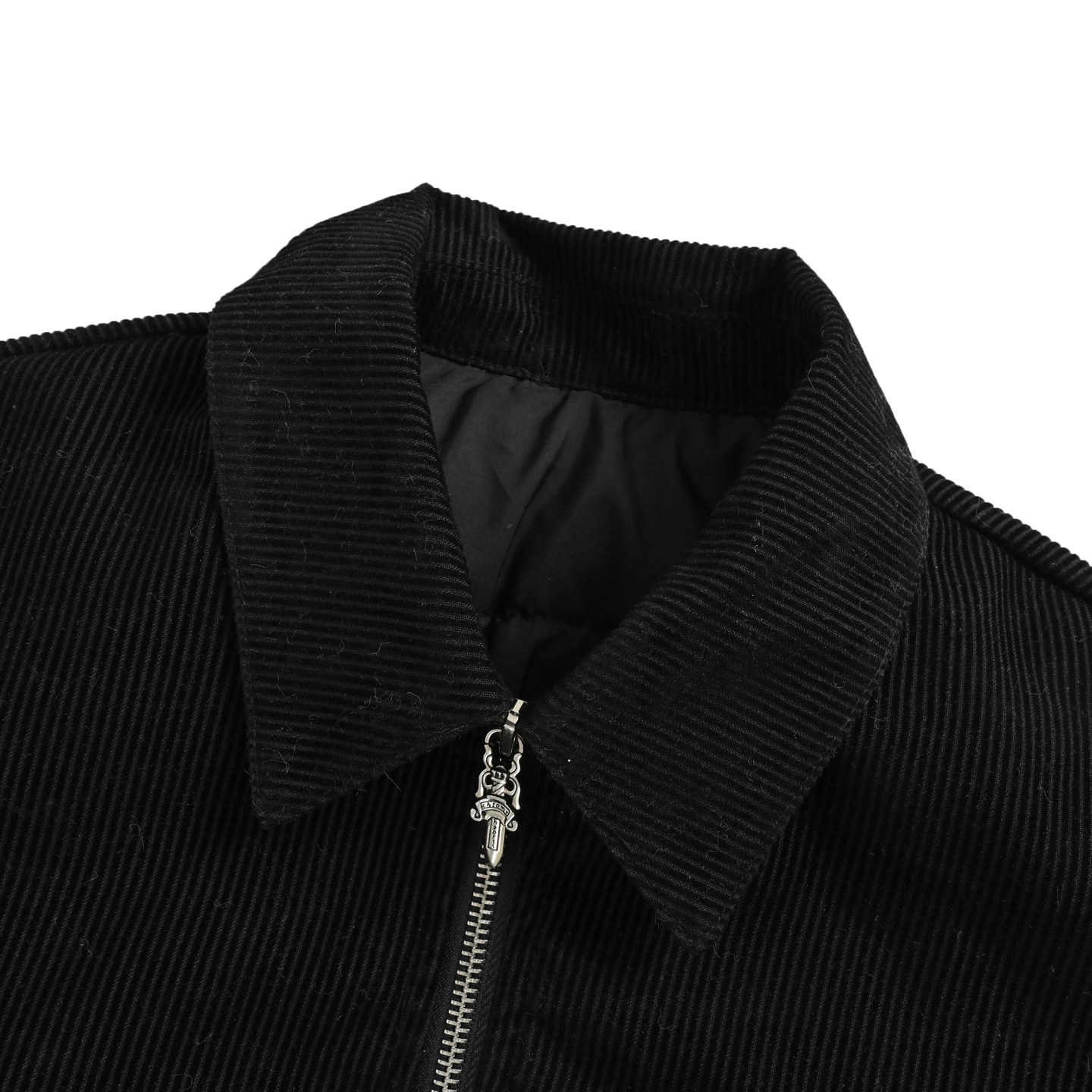 Chrome Hearts/克罗心 25Fw 灯芯绒植绒刺绣棉服外套 采用订色订染指绒面,手感舒适 进口面料进行制作,厚度加厚,有垂感又有轮廓型,上身就是一个舒适 对微胖身型包容性强,穿上瞬间瘦五斤! 前幅后幅刺绣元素# 刺绣 进口田岛高密度重工刺绣工艺 字体立体 衣身加入成衣洗水加软元素处理,更大大增加了服装的质感!里布采用人丝定制里布! 下摆 宽松收口 双层面料 收口效果好 精致锁边 颜色: 黑色