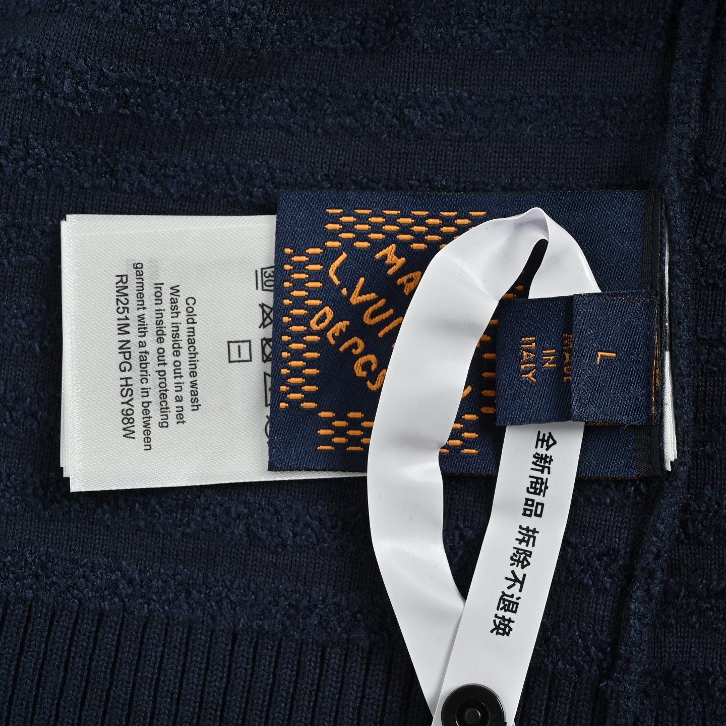 本地自取:💰300
Louis Vuitton/路易威登 提花拼接针织连帽卫衣
正品14999购入开发,60支高品精疏棉纱,18支人棉蜈蚣松纱,采用日本进口机(Muratec)14针织机,毛料提花,毛料洗水,定制1:1商标,宽松版型
#所有针织、毛衣织造而成的成衣都不建议机洗、或高温烘干!
Size:S-XL