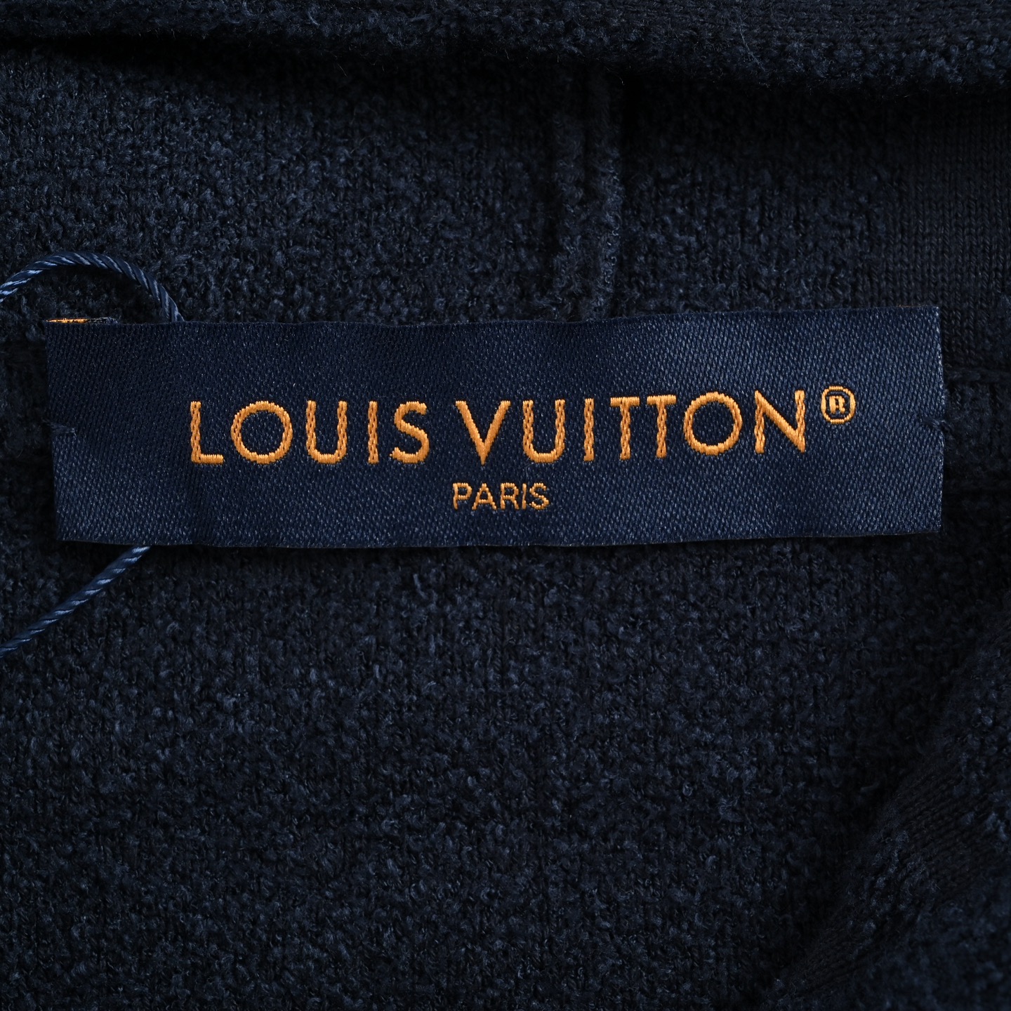 本地自取:💰300
Louis Vuitton/路易威登 提花拼接针织连帽卫衣
正品14999购入开发,60支高品精疏棉纱,18支人棉蜈蚣松纱,采用日本进口机(Muratec)14针织机,毛料提花,毛料洗水,定制1:1商标,宽松版型
#所有针织、毛衣织造而成的成衣都不建议机洗、或高温烘干!
Size:S-XL