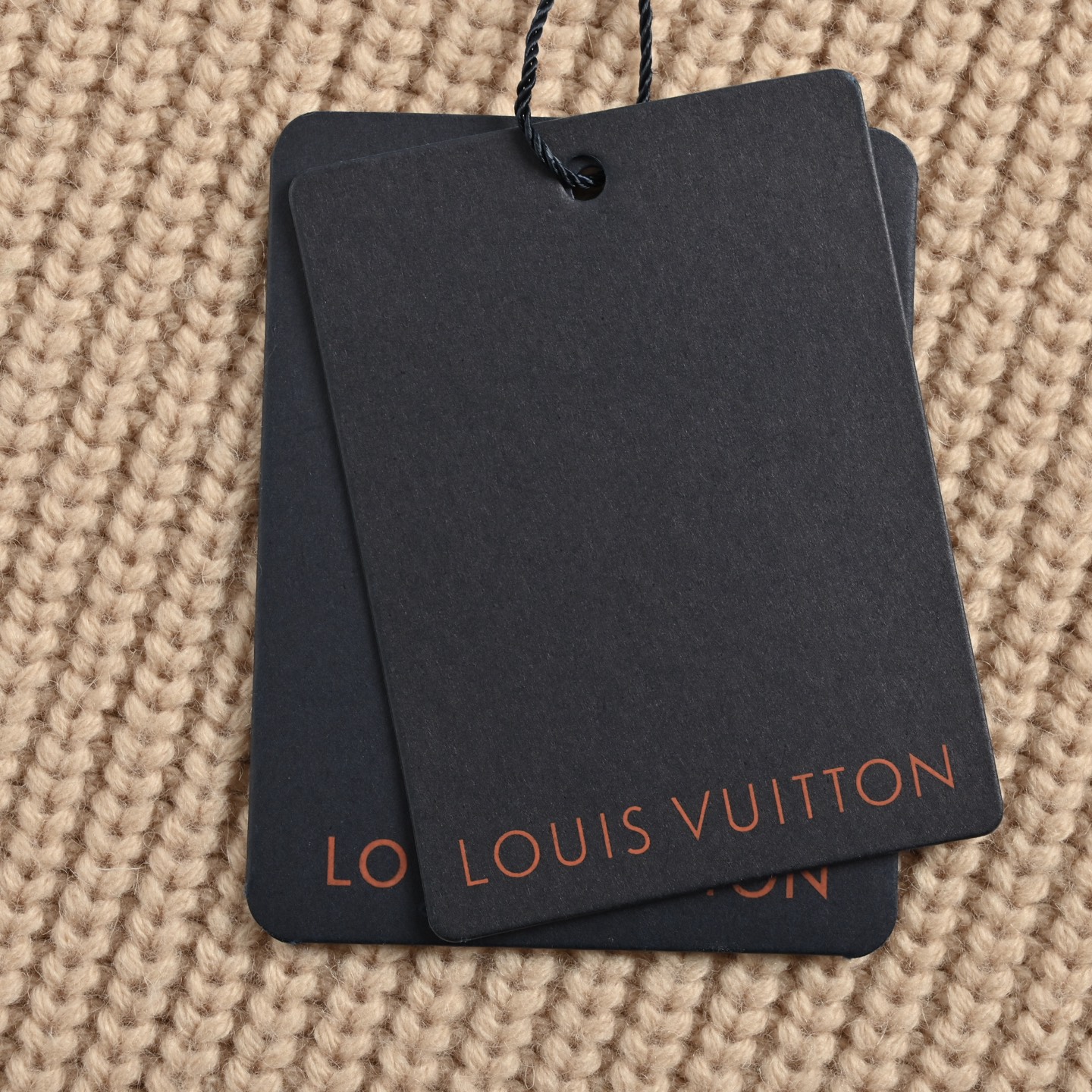 本地自取:💰350
Louis Vuitton/路易威登 25Fw 滑雪系列老花提花圆领毛衣
面料:采用50%羊毛,20%羊绒混纺毛纱,采用挂毛织法,纱线损耗极高。10月滑雪系列第一弹,落肩宽松版型,袖子前幅,后背均采用经典Monogram花卉重叠造型,带来秋冬时尚温暖的氛围感!,本款滑雪系粗针织棉圆领衫兼具优雅格调与舒软质感。闲适笔触可轻松升级各式造型。
Size:S-XL