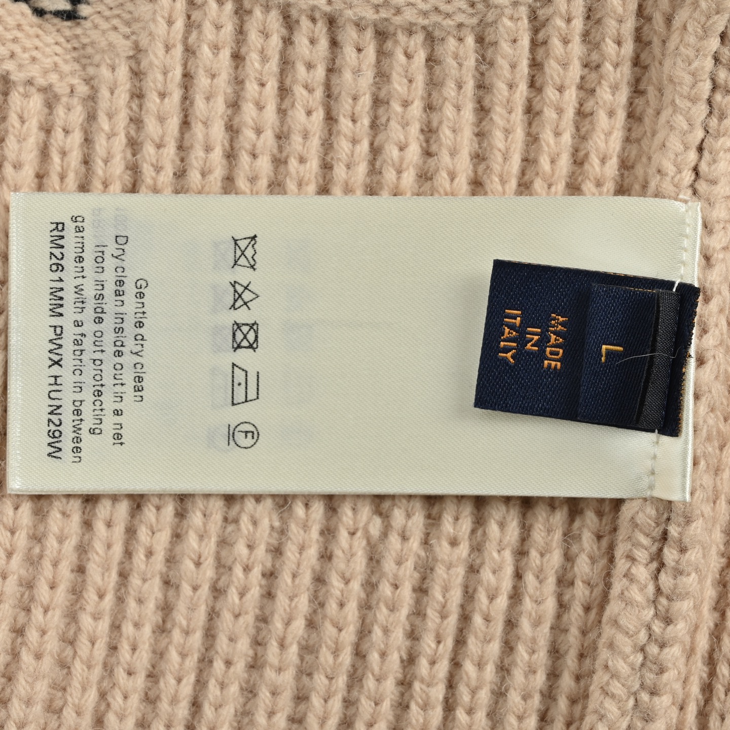 本地自取:💰350
Louis Vuitton/路易威登 25Fw 滑雪系列老花提花圆领毛衣
面料:采用50%羊毛,20%羊绒混纺毛纱,采用挂毛织法,纱线损耗极高。10月滑雪系列第一弹,落肩宽松版型,袖子前幅,后背均采用经典Monogram花卉重叠造型,带来秋冬时尚温暖的氛围感!,本款滑雪系粗针织棉圆领衫兼具优雅格调与舒软质感。闲适笔触可轻松升级各式造型。
Size:S-XL