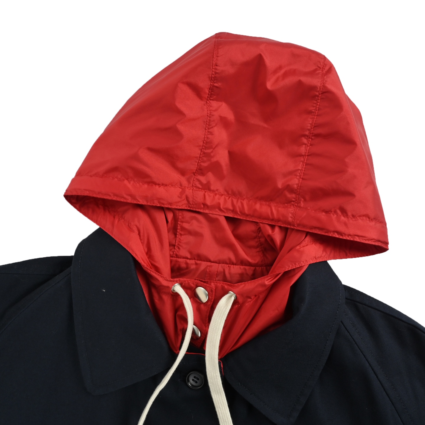 本地自取:💰480
Miu Miu/缪缪 25Fw 假两件双面穿连帽夹克外套
采用质感挺括的防风面料,兼顾轻盈与实穿性;门襟复古纽扣+抽绳连帽,藏青主色拼接明红色连帽+袖口,高饱和色彩碰撞出鲜活张力,内里翻出的红色绸衬里更添细节惊喜;长款落肩剪裁,弱化身材限制,既能衬出随性慵懒,又能藏住秋冬内搭的厚度,男女同款
Size:S-L