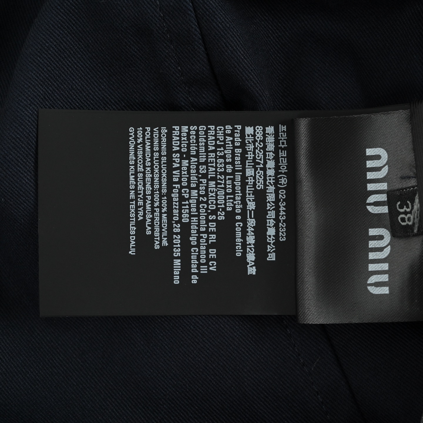 本地自取:💰480
Miu Miu/缪缪 25Fw 假两件双面穿连帽夹克外套
采用质感挺括的防风面料,兼顾轻盈与实穿性;门襟复古纽扣+抽绳连帽,藏青主色拼接明红色连帽+袖口,高饱和色彩碰撞出鲜活张力,内里翻出的红色绸衬里更添细节惊喜;长款落肩剪裁,弱化身材限制,既能衬出随性慵懒,又能藏住秋冬内搭的厚度,男女同款
Size:S-L