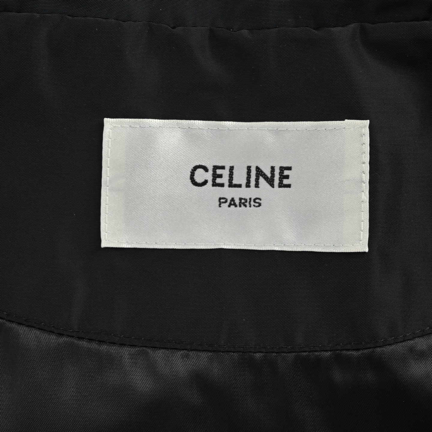 本地自取:💰340
Celine/赛琳 刺绣小标风衣夹克外套
100%聚酯纤维牛津布打造——格状织法紧密耐造,自带防泼水属性,轻量穿着无负担。
高精度电脑绣花工艺加持,0.01mm/P移框精度让刺绣完整覆盖底布,纹路清晰规整。搭配镌刻品牌字样的按扣+拉链双重开合,辅料均为一比一定制,质感拉满。
Size:46-52