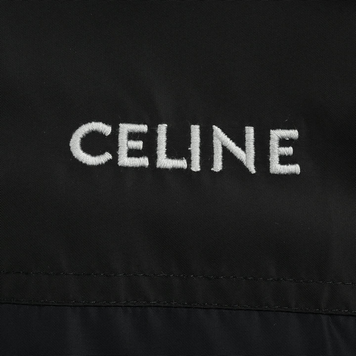 本地自取:💰340
Celine/赛琳 刺绣小标风衣夹克外套
100%聚酯纤维牛津布打造——格状织法紧密耐造,自带防泼水属性,轻量穿着无负担。
高精度电脑绣花工艺加持,0.01mm/P移框精度让刺绣完整覆盖底布,纹路清晰规整。搭配镌刻品牌字样的按扣+拉链双重开合,辅料均为一比一定制,质感拉满。
Size:46-52