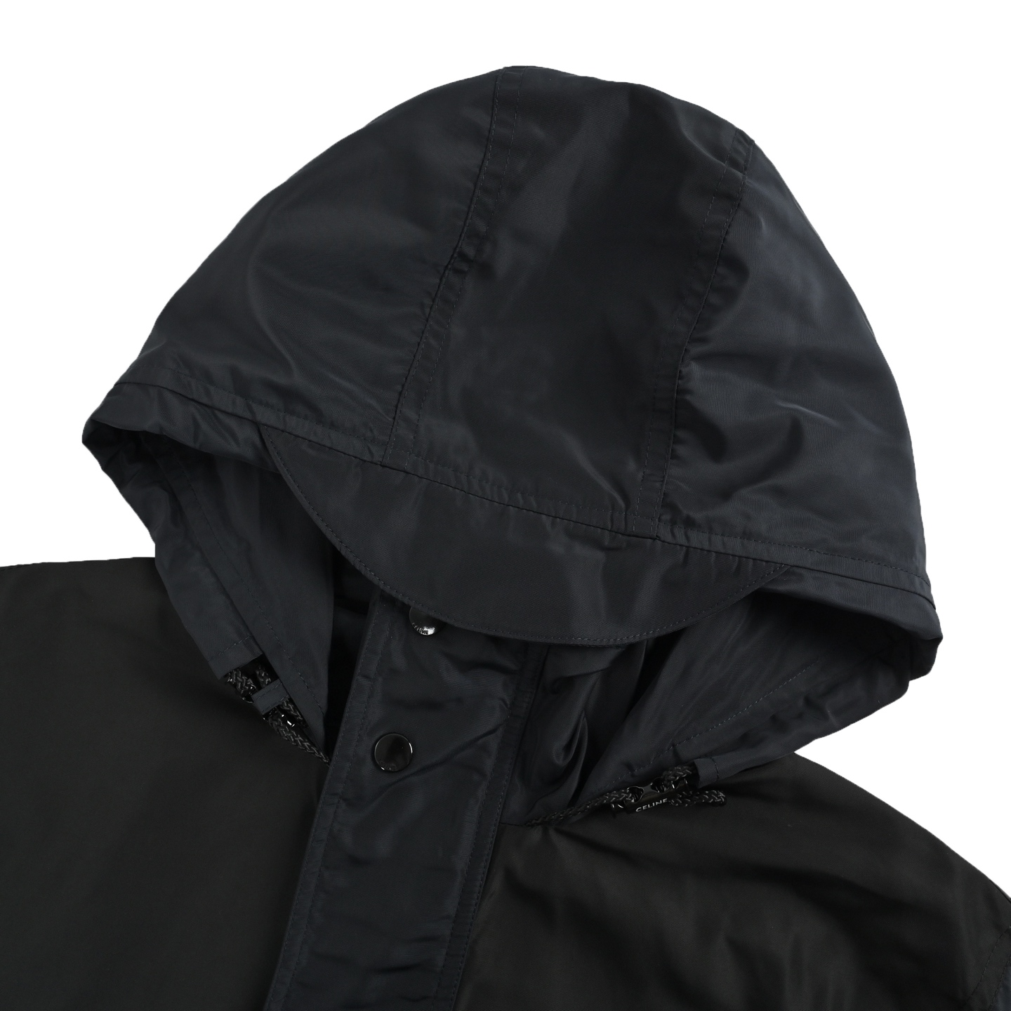 本地自取:💰340
Celine/赛琳 刺绣小标风衣夹克外套
100%聚酯纤维牛津布打造——格状织法紧密耐造,自带防泼水属性,轻量穿着无负担。
高精度电脑绣花工艺加持,0.01mm/P移框精度让刺绣完整覆盖底布,纹路清晰规整。搭配镌刻品牌字样的按扣+拉链双重开合,辅料均为一比一定制,质感拉满。
Size:46-52