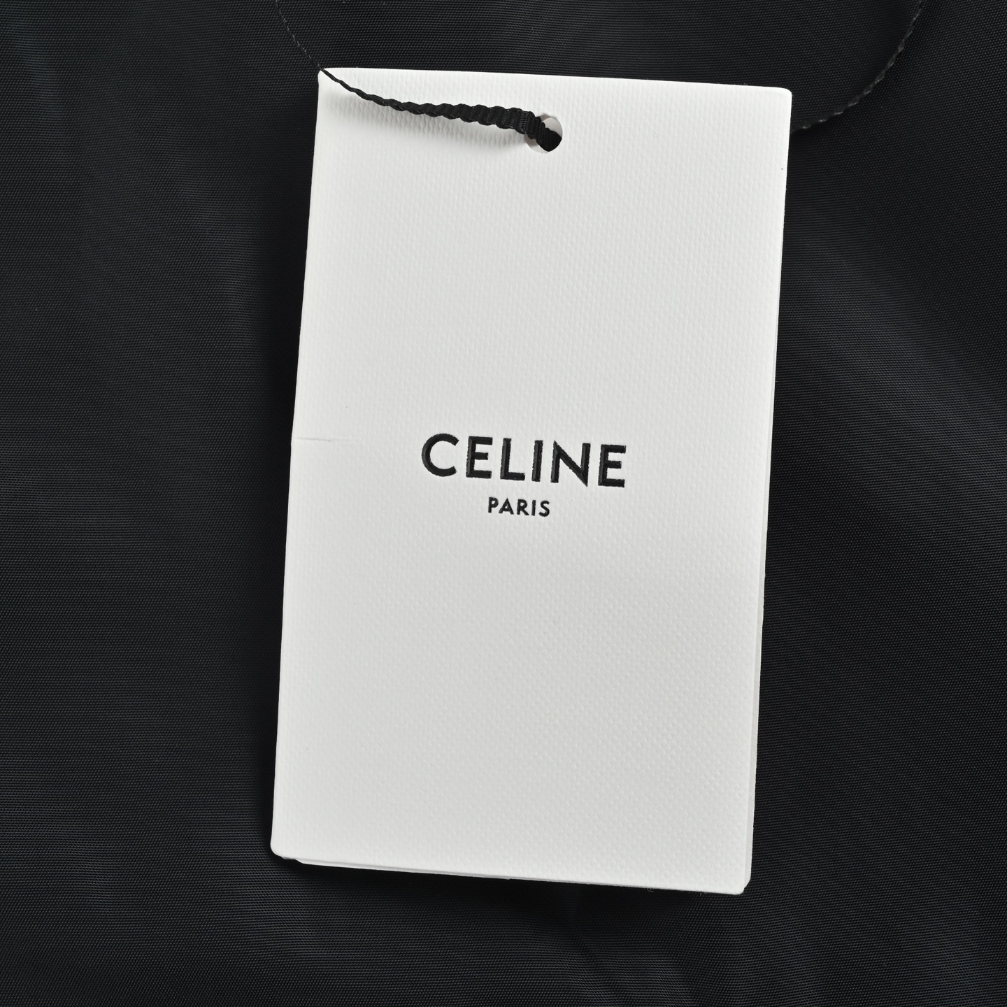 本地自取:💰340
Celine/赛琳 刺绣小标风衣夹克外套
100%聚酯纤维牛津布打造——格状织法紧密耐造,自带防泼水属性,轻量穿着无负担。
高精度电脑绣花工艺加持,0.01mm/P移框精度让刺绣完整覆盖底布,纹路清晰规整。搭配镌刻品牌字样的按扣+拉链双重开合,辅料均为一比一定制,质感拉满。
Size:46-52