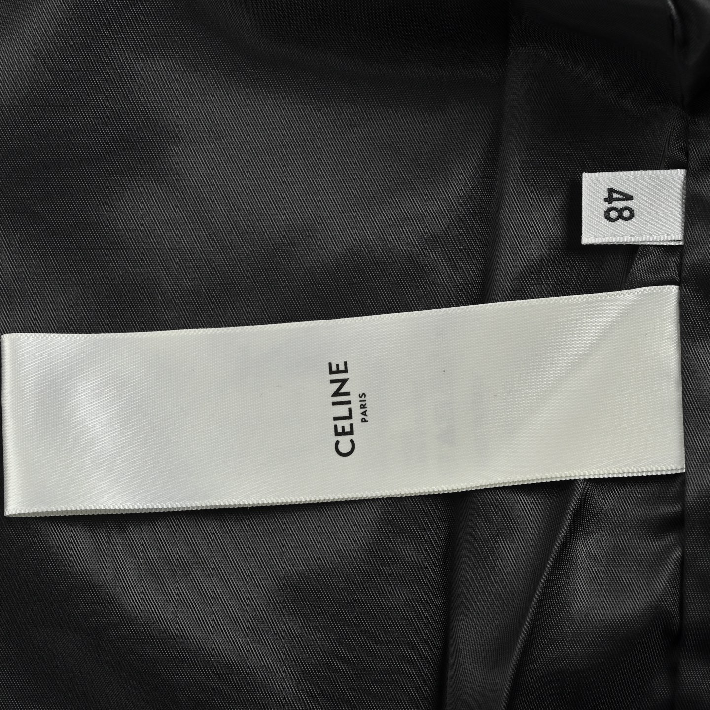 本地自取:💰340
Celine/赛琳 刺绣小标风衣夹克外套
100%聚酯纤维牛津布打造——格状织法紧密耐造,自带防泼水属性,轻量穿着无负担。
高精度电脑绣花工艺加持,0.01mm/P移框精度让刺绣完整覆盖底布,纹路清晰规整。搭配镌刻品牌字样的按扣+拉链双重开合,辅料均为一比一定制,质感拉满。
Size:46-52