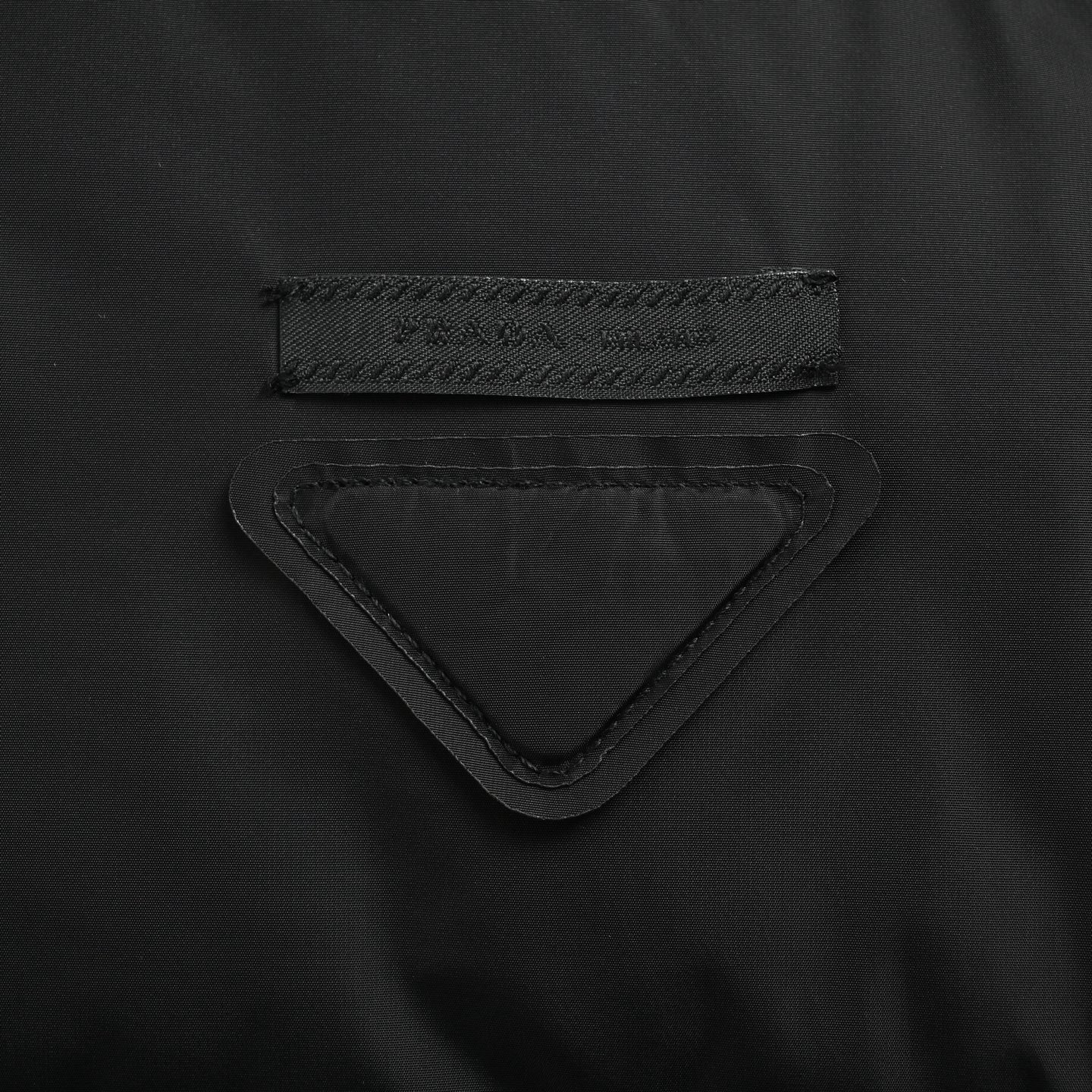 Prada/普拉达 三角布标立领羽绒服