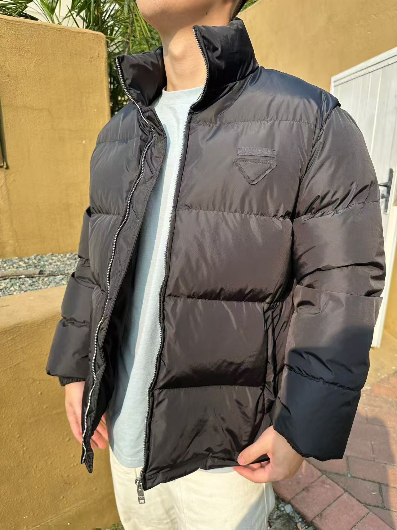 #Prada/普拉达 三角布标立领羽绒服上身效果