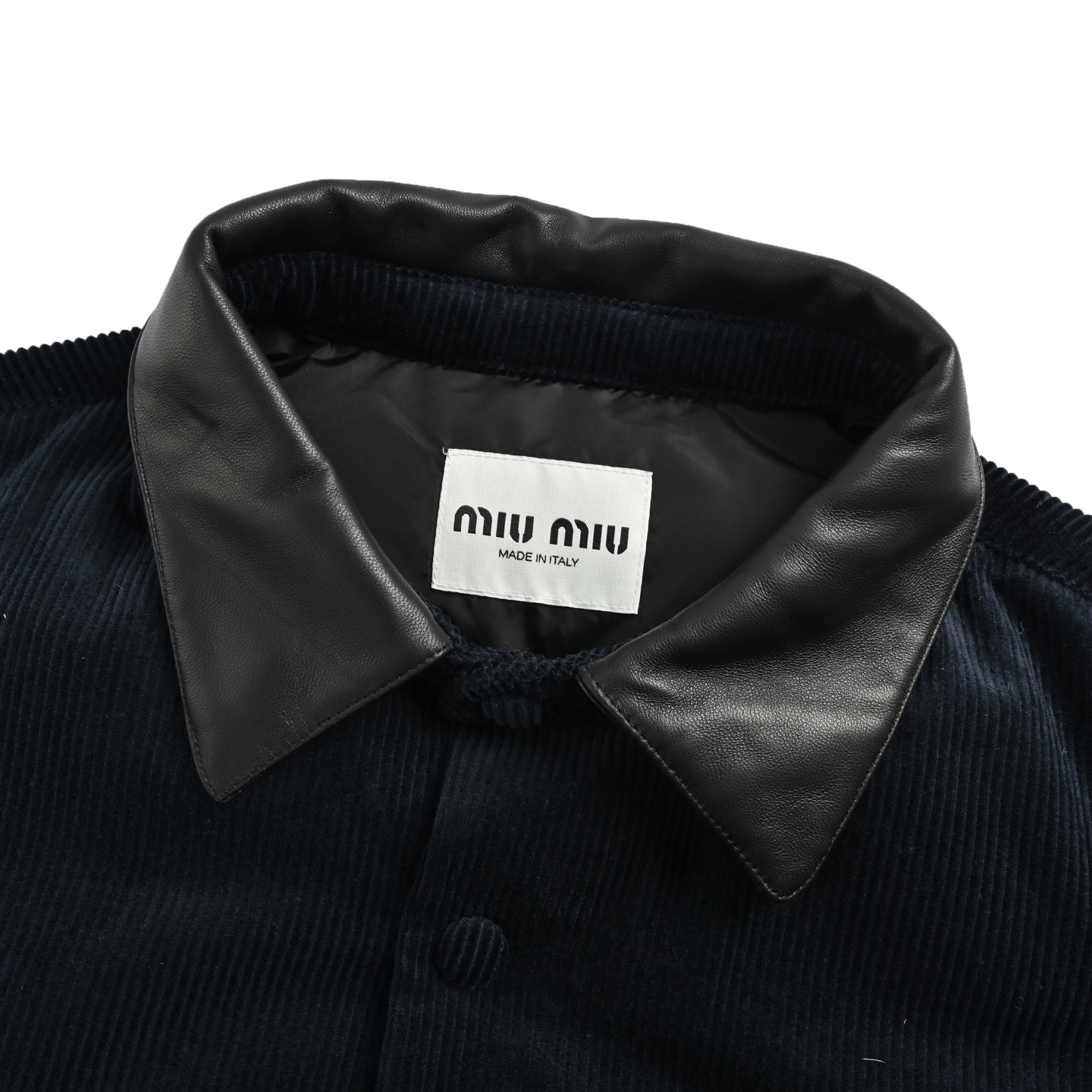 本地自取:💰530
Miu Miu/缪缪 皮领灯芯绒羽绒服
经典细棱灯芯绒包裹身躯,羽绒如云朵潜伏于凹凸经纬之间。90%白鸭绒无声抵御寒风,却让面料自己说话——每一道绒沟都是日光走过的轨迹,每一条棱线都是温暖筑起的堡垒。
定制的小羊皮翻领沿颈项曲线降落,如第二层肌肤般贴合呼吸。冷冽皮革与柔软绒面在领口完成一场材质博弈,金属按扣开合声成为这场对话里唯一的标点符号。
精致的贴布绣工艺在左胸口袋上演视觉魔法:字母绣花贴饰经激光切割定型工艺打造浮雕质感,字体清晰。每片贴饰经过5道抗皱处理,确保水洗后仍保持原有形态。与面料完全同色的绣布沿MIUMIU标识游走,仅以微妙的光泽差与针脚凸起强化视觉辨识度
Size:46 48 50 52