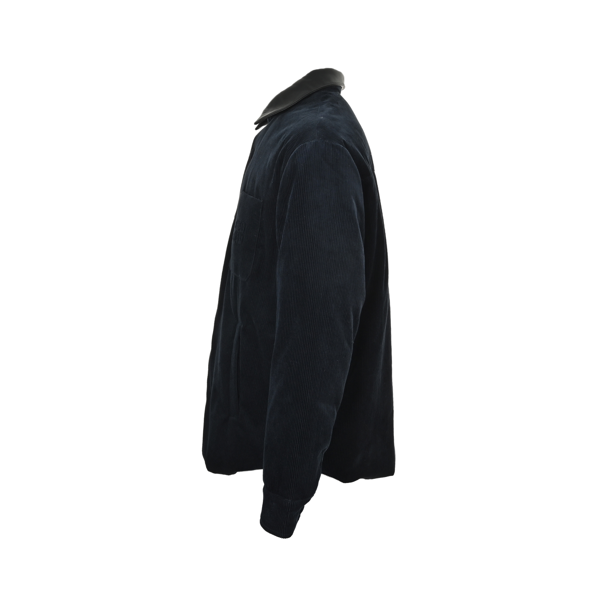 本地自取:💰530
Miu Miu/缪缪 皮领灯芯绒羽绒服
经典细棱灯芯绒包裹身躯,羽绒如云朵潜伏于凹凸经纬之间。90%白鸭绒无声抵御寒风,却让面料自己说话——每一道绒沟都是日光走过的轨迹,每一条棱线都是温暖筑起的堡垒。
定制的小羊皮翻领沿颈项曲线降落,如第二层肌肤般贴合呼吸。冷冽皮革与柔软绒面在领口完成一场材质博弈,金属按扣开合声成为这场对话里唯一的标点符号。
精致的贴布绣工艺在左胸口袋上演视觉魔法:字母绣花贴饰经激光切割定型工艺打造浮雕质感,字体清晰。每片贴饰经过5道抗皱处理,确保水洗后仍保持原有形态。与面料完全同色的绣布沿MIUMIU标识游走,仅以微妙的光泽差与针脚凸起强化视觉辨识度
Size:46 48 50 52