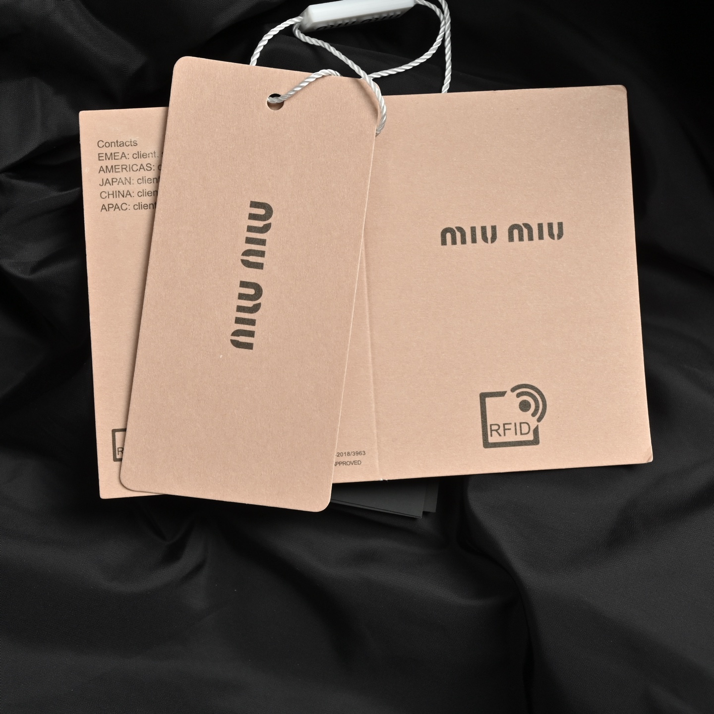 Miu Miu/缪缪 皮领灯芯绒羽绒服 经典细棱灯芯绒包裹身躯