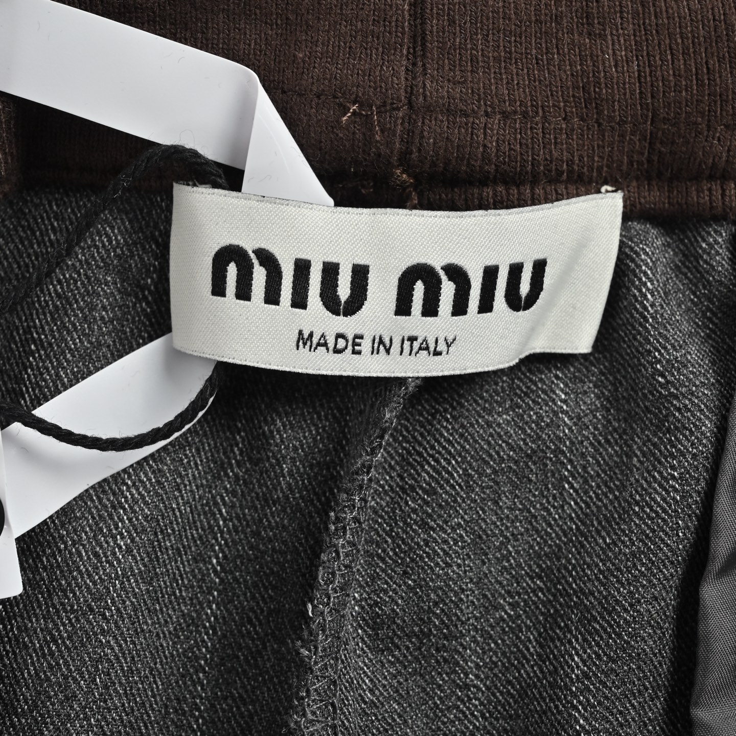 本地自取:💰260
Miu Miu/缪缪 细条纹套装直筒长裤
正品20300购入开发,380克条纹提花羊毛混纺面料,人丝里布,扁机罗纹,面料酵洗,进口刺绣,定制裤绳、合身版型
Size:S-XL