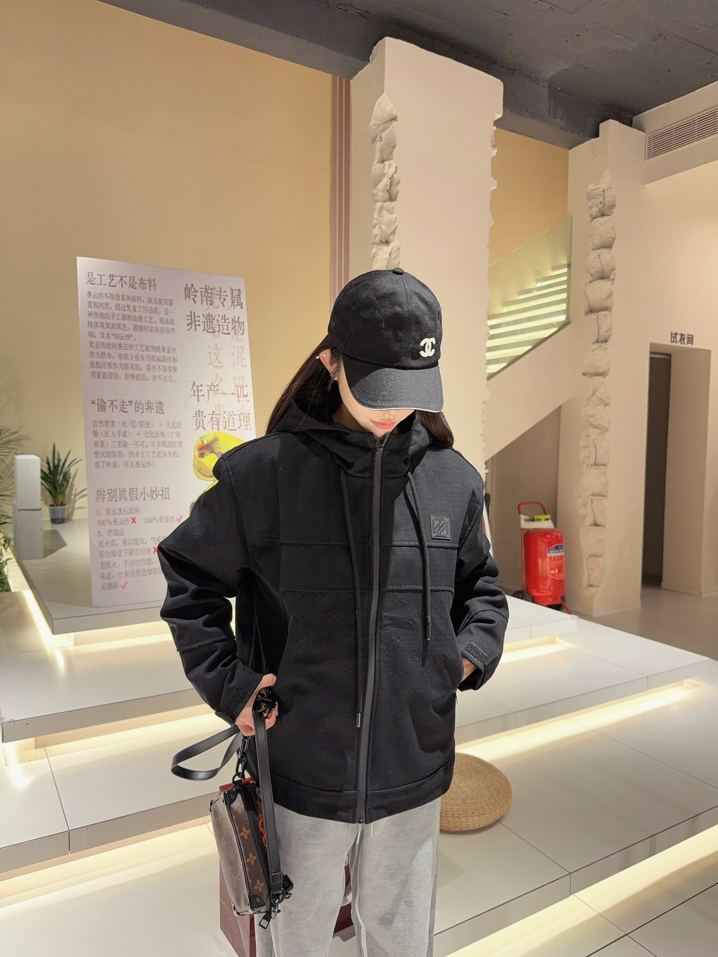 #Louis Vuitton/路易威登 老花浮雕工装口袋拉链棉服外套上身效果