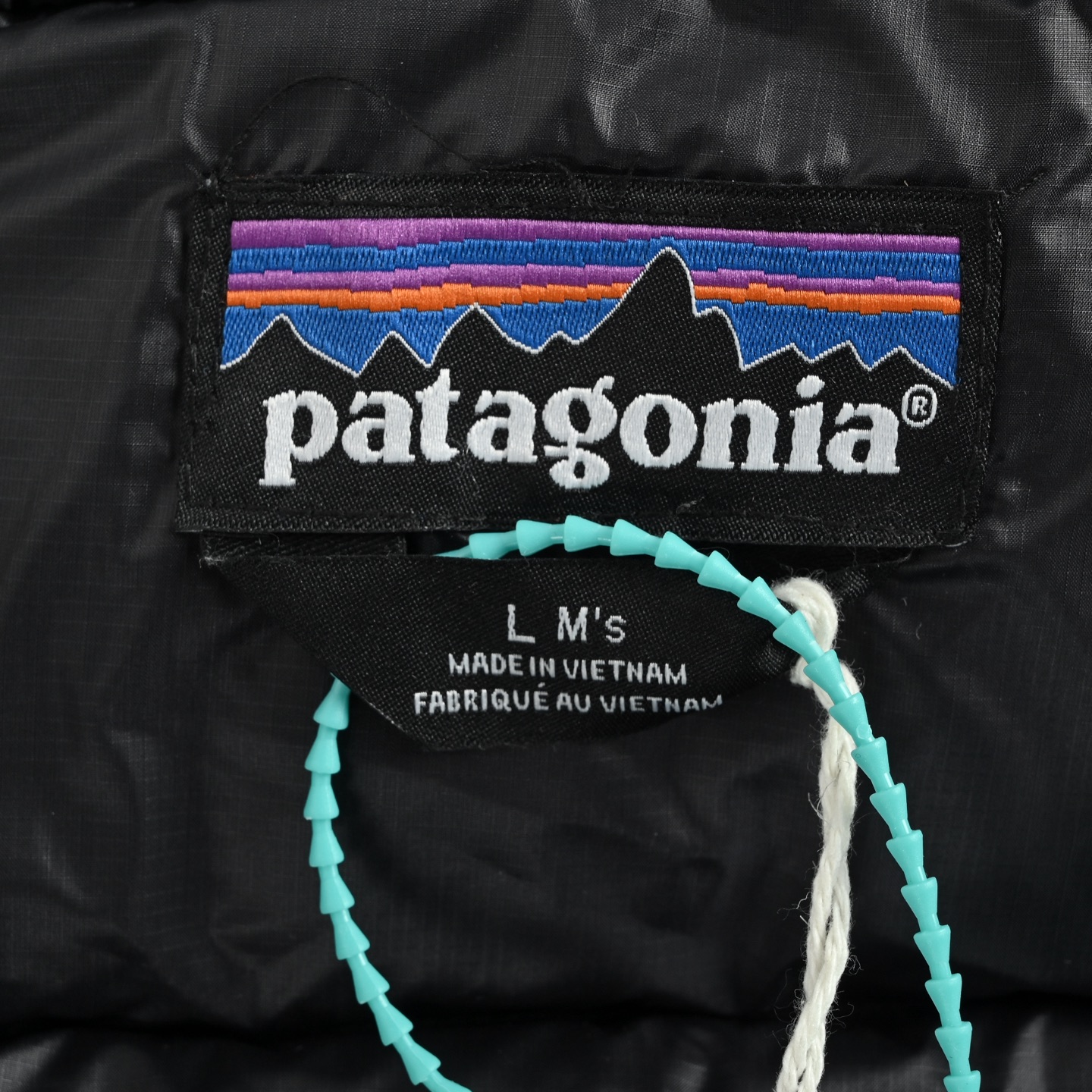 本地自取: 💰550
Patagonia /巴塔哥尼亚 23Fw Fitz Roy80蓬羽绒服
定织定染20D格子布 400T防跑绒胆布 国标80灰鸭绒最小码填充量430g+蓬松度极高 门襟胸前侧袋五条拉链均采用ykk Vislon拉链 帽子 下摆处抽绳设计 袖口弹力松紧 防风保暖 整件衣服所有细节与原版一致
每一个细节苛求完美 经典的北面logo帅气逼人 款式版型简单又大方 情侣百搭出街超级好看 实力推荐 潮流范十足
Size:S-XL
