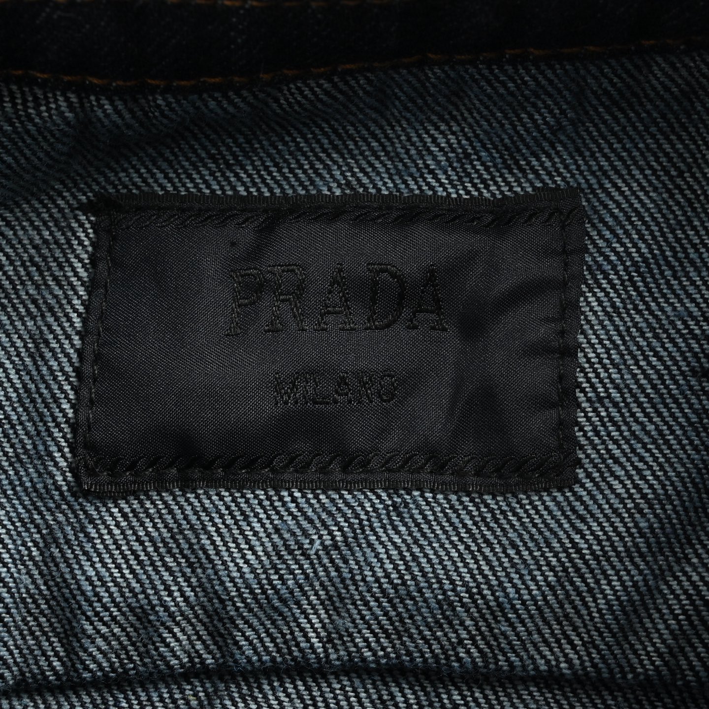 本地自取:💰290
Prada/普拉达 25Fw 后背小标牛仔衬衫外套
正品7219购入,定染赛洛纺12支*12支竹节牛仔面料,人工马骝,成衣洗褪,定制1:1三角标,定制1:1纽扣,定制1:1商标,宽松版型
Size:S-XL