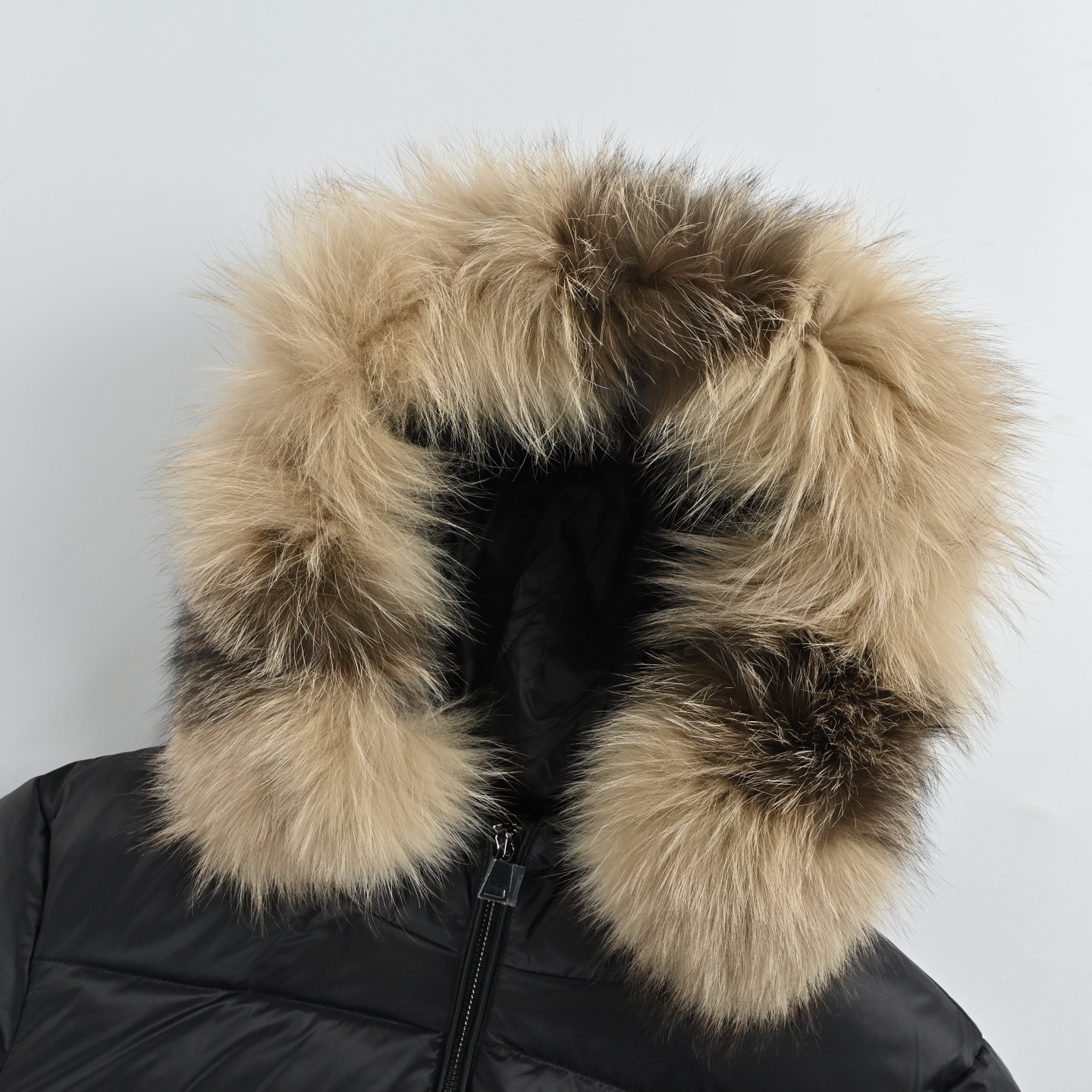 本地自取:💰740
Moncler/蒙口 Hermifur毛领收腰长款羽绒服
蒙口MONCLER HERMIFUR系列中长女款羽绒服
重工艺尼龙羽绒长款羽绒服
连衣风帽搭配可拆卸火狐狐狸真皮草毛领
镀色五金压铸拉链加无形按扣前门襟
搭配原色腰带,三等格按扣,可自由调节松紧
腰部以上拉梁两边设四条内缝线,收腰显瘦不臃肿
双层翻盖口袋搭配黑色涂漆按扣
所有颜色外套均搭配原色腰带,三等格按扣,可自由调节松紧
面料柔软舒适,绒蓬松度好,修身剪裁上身轻盈利落保暖不臃肿
颜色; 白色 黑色 卡其色
Size:1-4